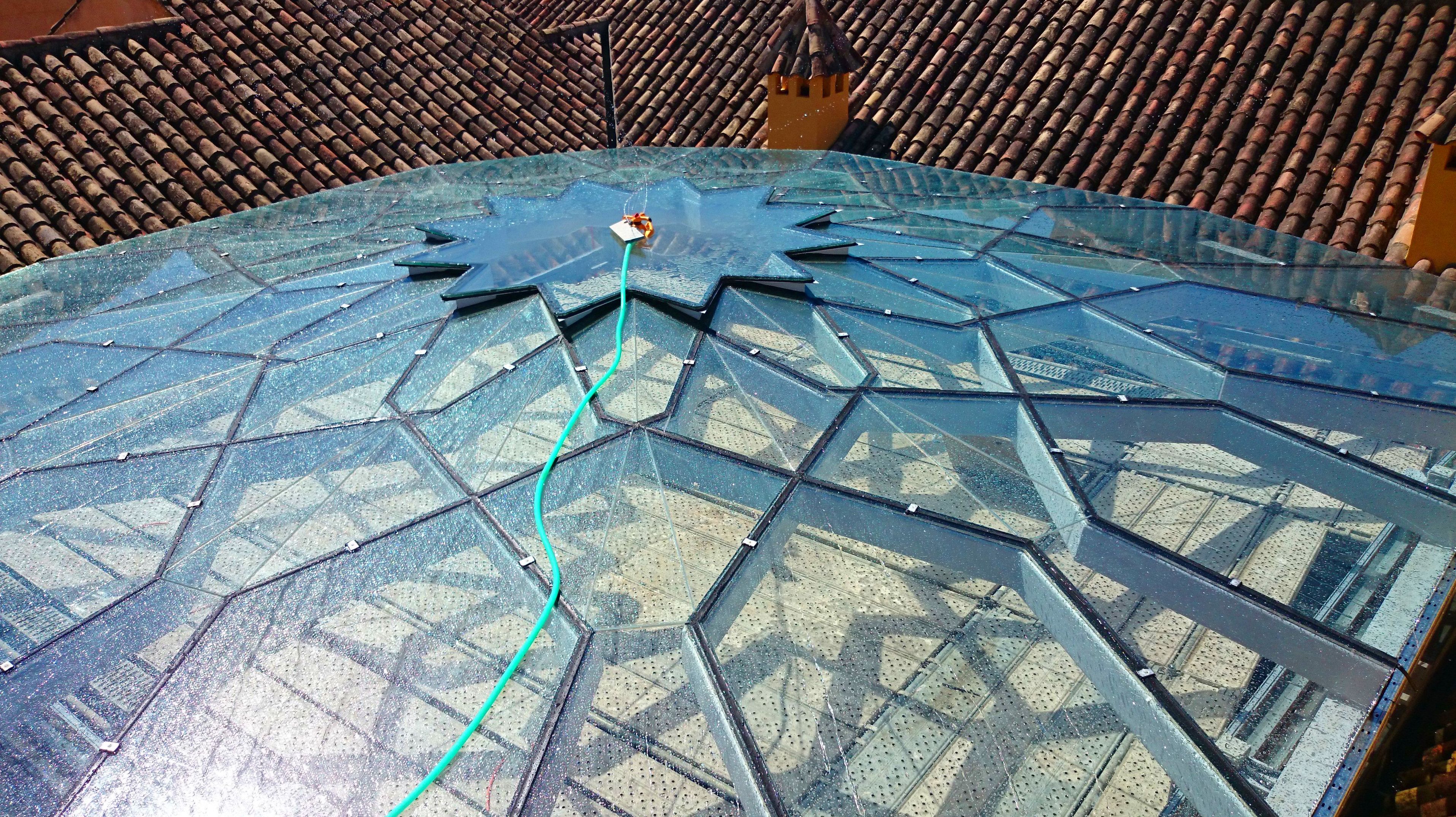 Estructura de acero negro y vidrio en forma de estrella para techo de patio andaluz de palacete Estructura de acero negro y vidrio en forma de estrella para techo de patio andaluz de palacete