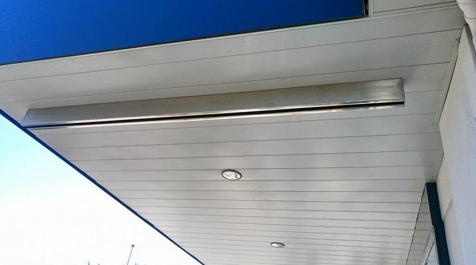 Mampara de vidrio con soportes de acero inoxidable diseñado y fabricado a medida y montado en centro comercial. Mampara de vidrio con soportes de acero inoxidable diseñado y fabricado a medida y montado en centro comercial.