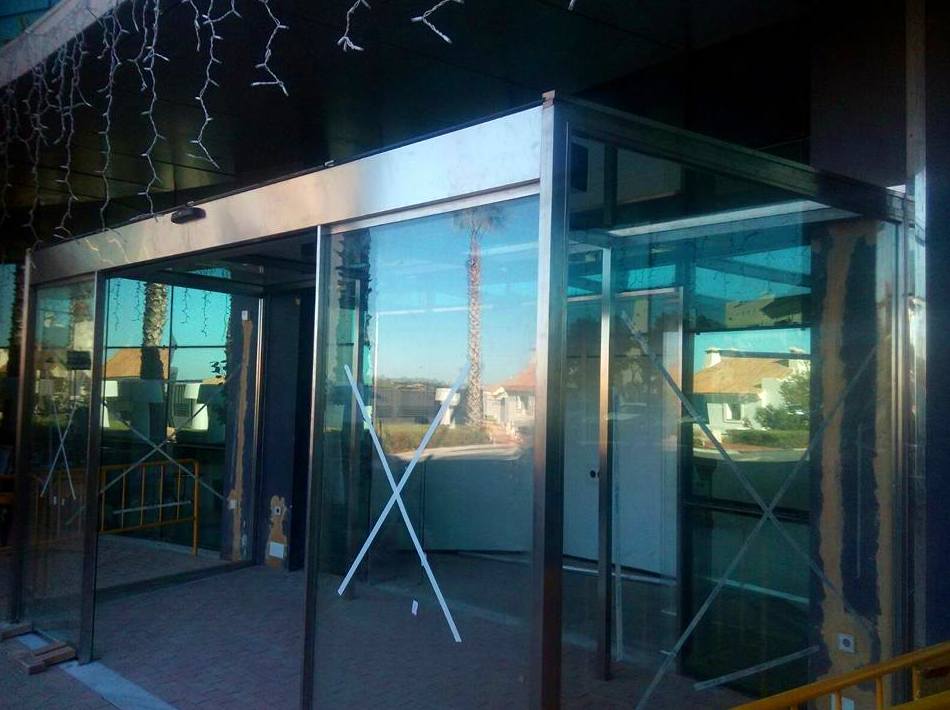 Cerramiento de puertas abatibles con fijos fabricada y montada en edificio de la junta de Andalucía Cerramiento de puertas abatibles con fijos fabricada y montada en edificio de la junta de Andalucía