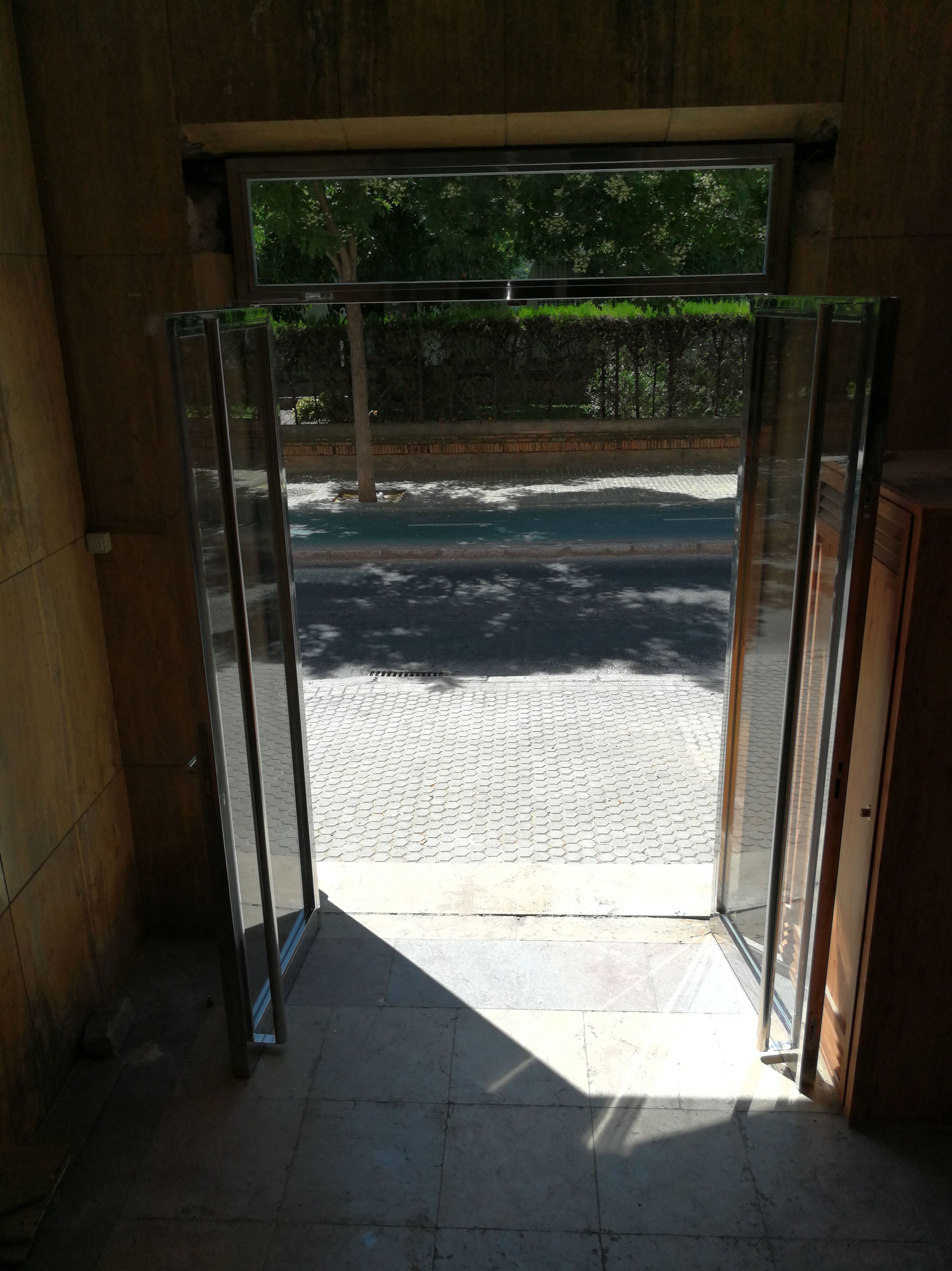 Puerta de acero inoxidable con vidrios de seguridad fabricada a medida. Puerta de acero inoxidable con vidrios de seguridad fabricada a medida.