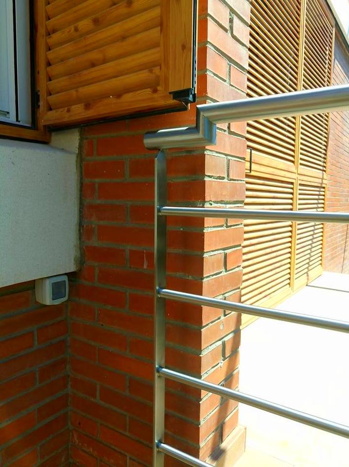 Barandilla de acero inoxidable sencilla diseñada y fabricada a medida para exterior. Barandilla de acero inoxidable sencilla diseñada y fabricada a medida para exterior.