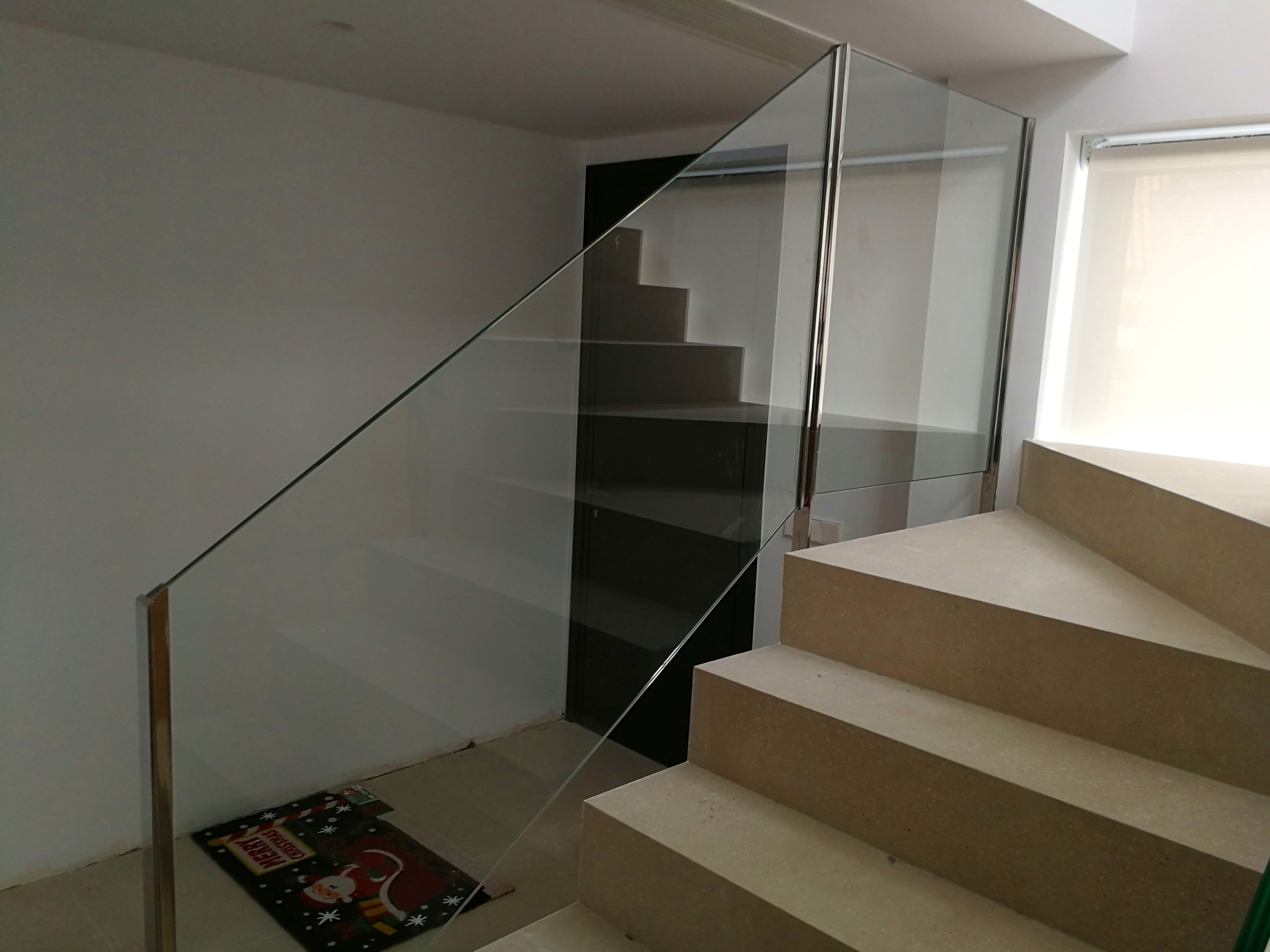Barandilla de acero inoxidable y vidrio de seguridad diseñada y fabricada a medida para vivienda particular. Barandilla de acero inoxidable y vidrio de seguridad diseñada y fabricada a medida para vivienda particular.