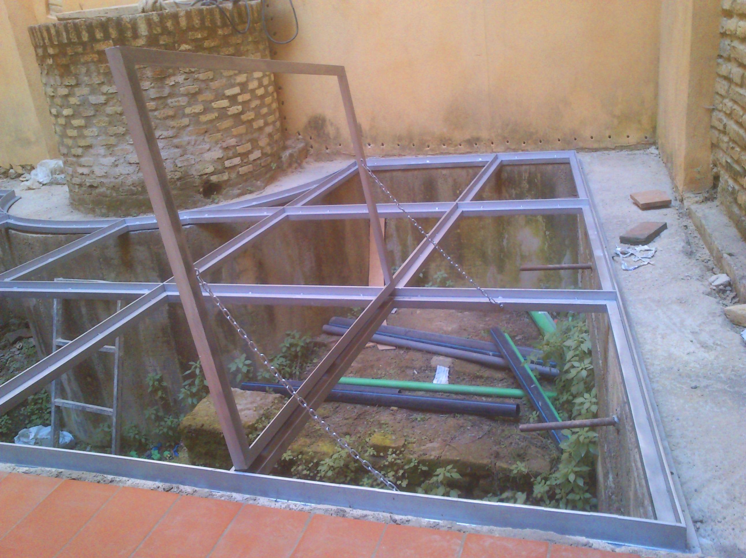 Suelo pisable de acero inoxidable con vidrios 10+10 montado en casa palacete, respetando zona de ruinas antiguas. Suelo pisable de acero inoxidable con vidrios 10+10 montado en casa palacete, respetando zona de ruinas antiguas.
