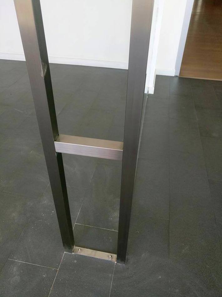 Pórtico de acero inoxidable para refuerzo de mampara de vidrio diseñada y montado en concesionario de coches Pórtico de acero inoxidable para refuerzo de mampara de vidrio diseñada y montado en concesionario de coches