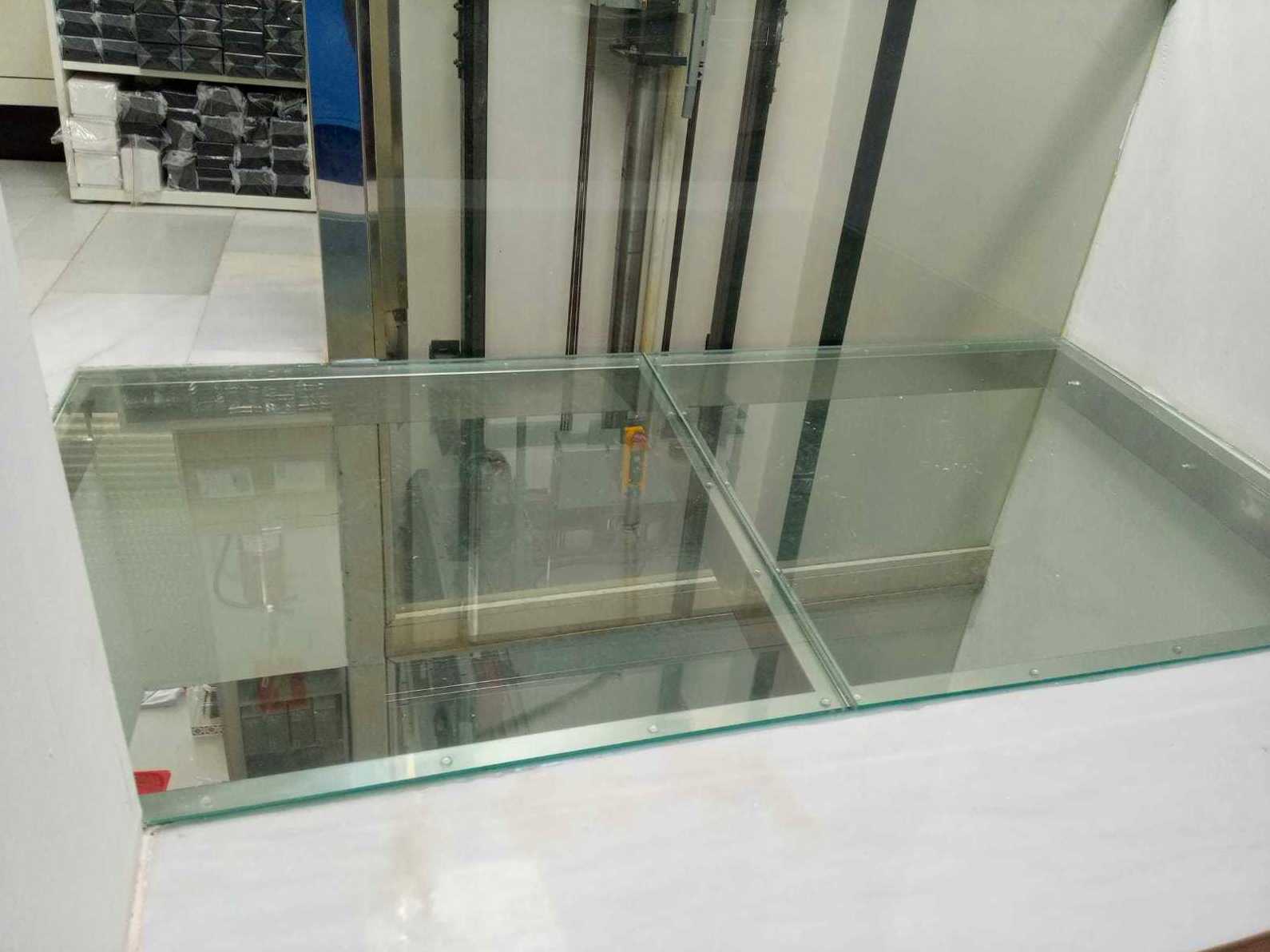 Suelo pisable de acero inoxidable y vidrio diseñado y fabricado a medida para establecimiento público. Suelo pisable de acero inoxidable y vidrio diseñado y fabricado a medida para establecimiento público.