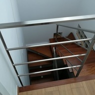 Barandilla de acero inoxidable montada en escalera de diseño de vivienda particular. Barandilla de acero inoxidable montada en escalera de diseño de vivienda particular.