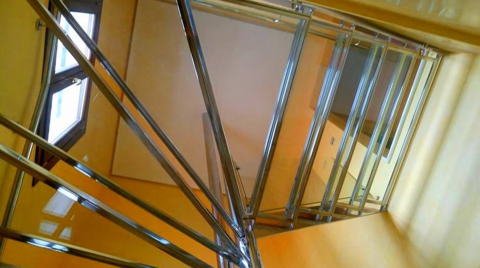 Escalera de acero inoxidable y vidrio diseñada y fabricada a medida para vivienda particular Escalera de acero inoxidable y vidrio diseñada y fabricada a medida para vivienda particular