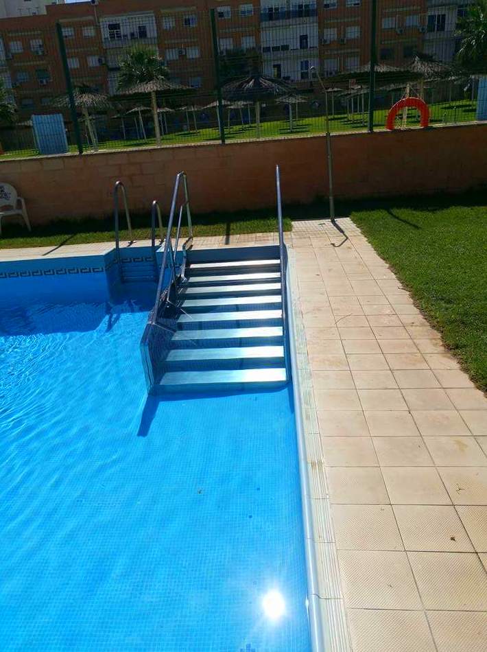 Escalera con barandilla de piscina de acero inoxidable Escalera con barandilla de piscina de acero inoxidable