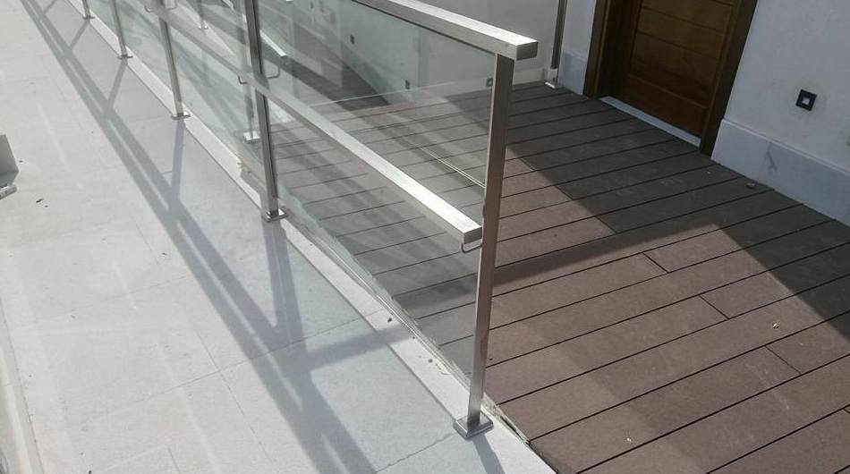 Barandillas de acero inoxidable y vidrio diseñada y montada en hotel para acceso a piscina. Barandillas de acero inoxidable y vidrio diseñada y montada en hotel para acceso a piscina.