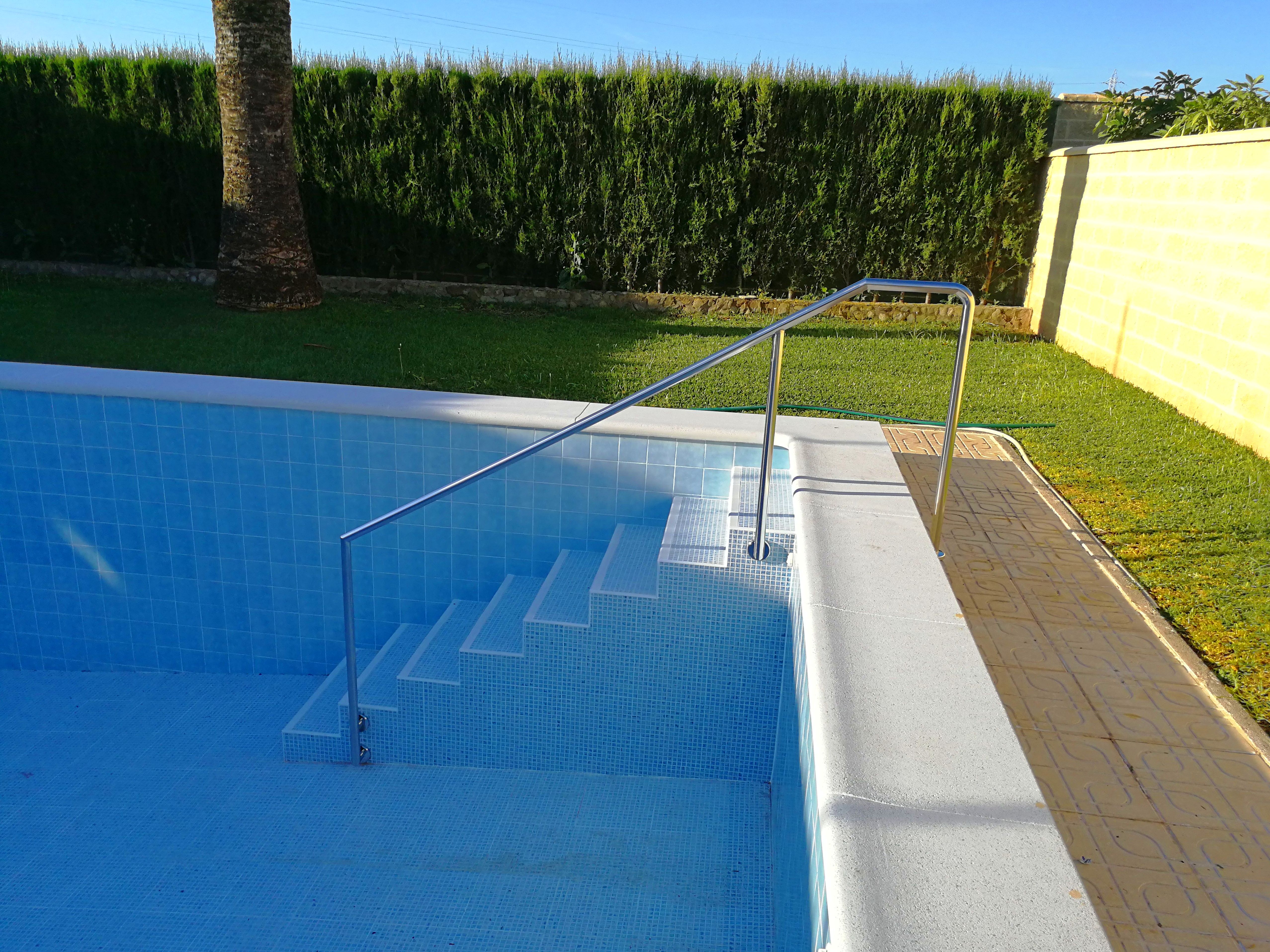 Barandilla de acero inoxidable  para piscina diseñada y fabricada a medida para vivienda particular. 