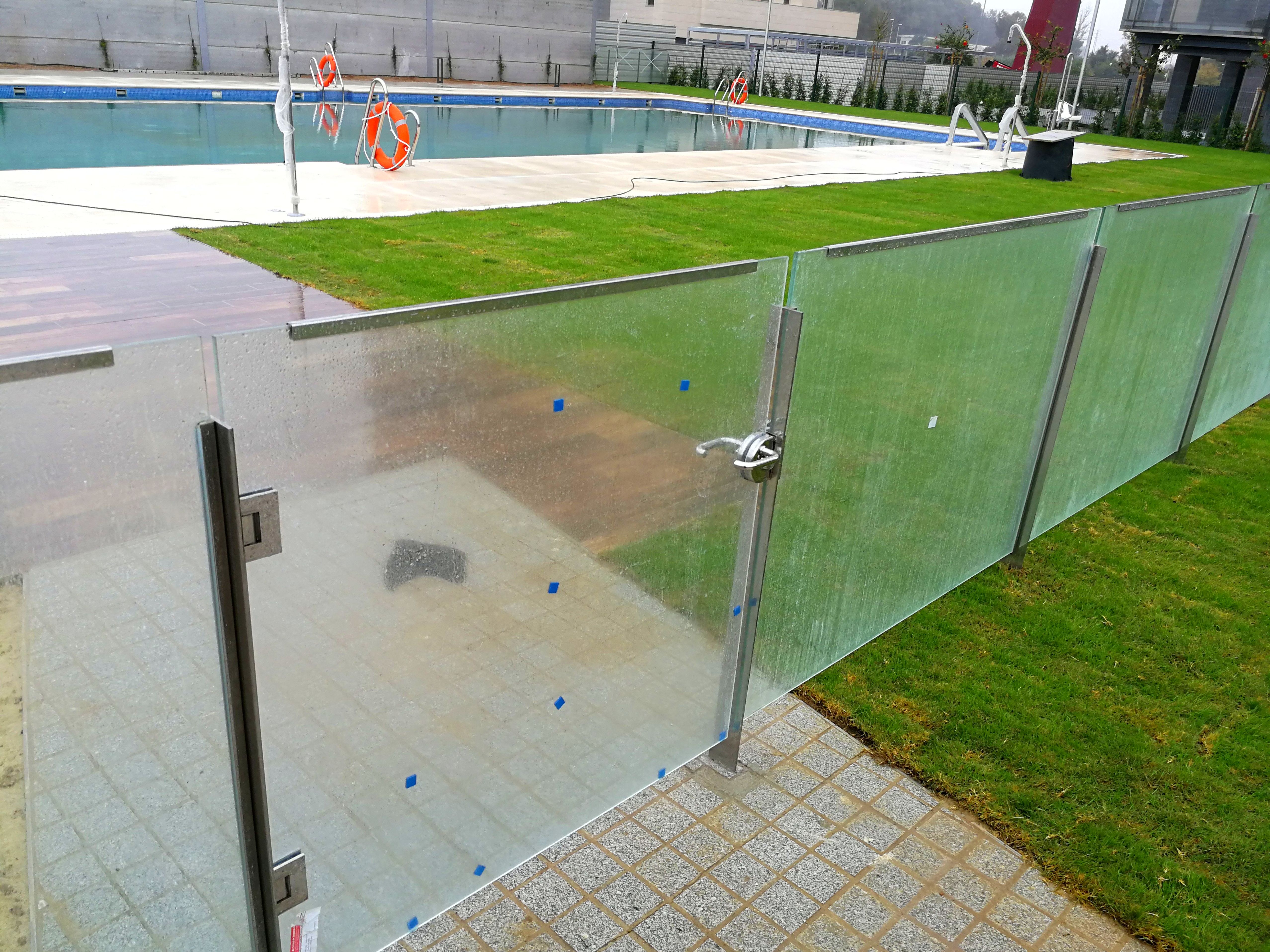 Barandilla de acero inoxidable y vidrio diseñada para separar zonas comunes de comunidad de propietarios, protegiendo la zona de piscina de la zona de juegos. Contiene puerta de cristal templado para facilitar acceso de una zona común a otra. Barandilla de acero inoxidable y vidrio diseñada para separar zonas comunes de comunidad de propietarios, protegiendo la zona de piscina de la zona de juegos. Contiene puerta de cristal templado para facilitar acceso de una zona común a otra.