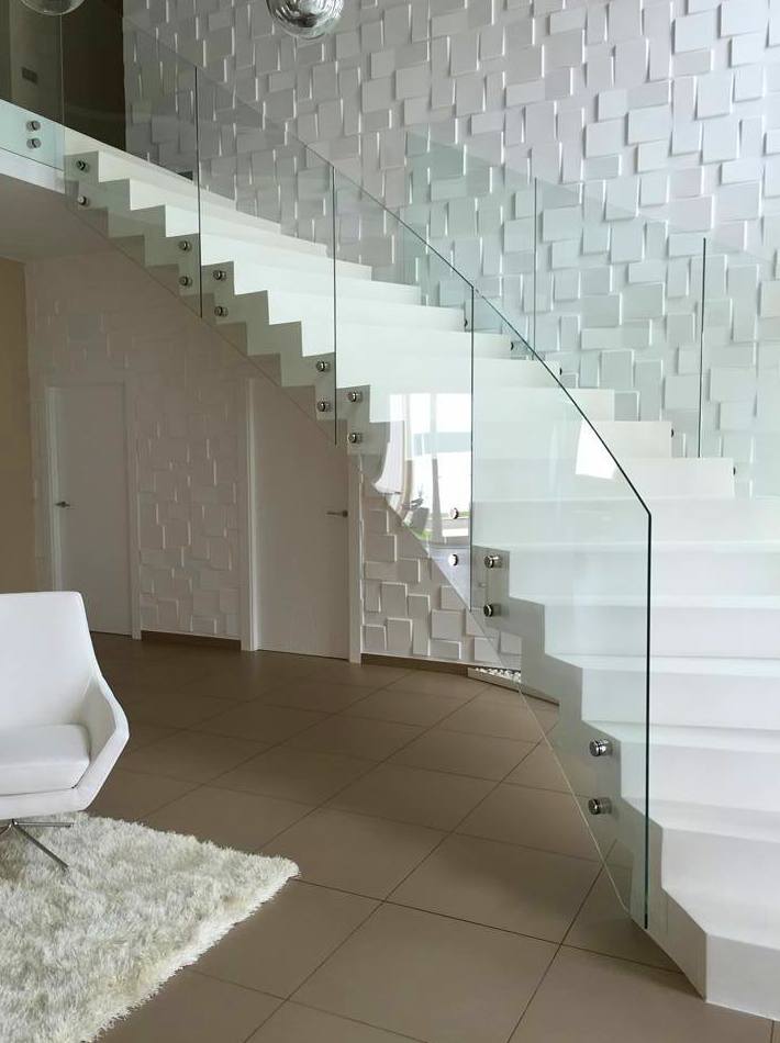 Barandilla de vidrio abotonado diseñada y fabricada a medida totalmente adaptada e integrada al diseño de la vivienda. Barandilla de vidrio abotonado diseñada y fabricada a medida totalmente adaptada e integrada al diseño de la vivienda.