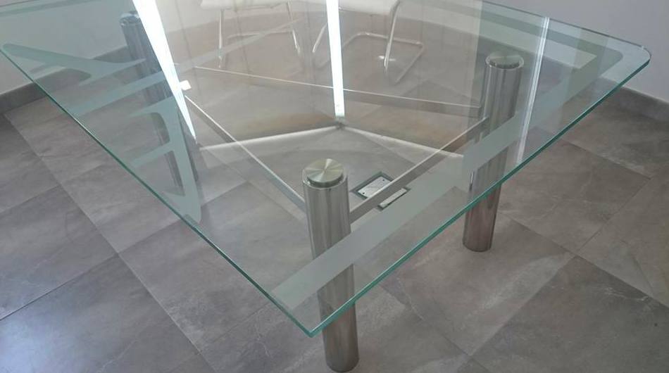 Mesa de vidrio personalizada, diseñada y fabricada a medida. Mesa de vidrio personalizada, diseñada y fabricada a medida.