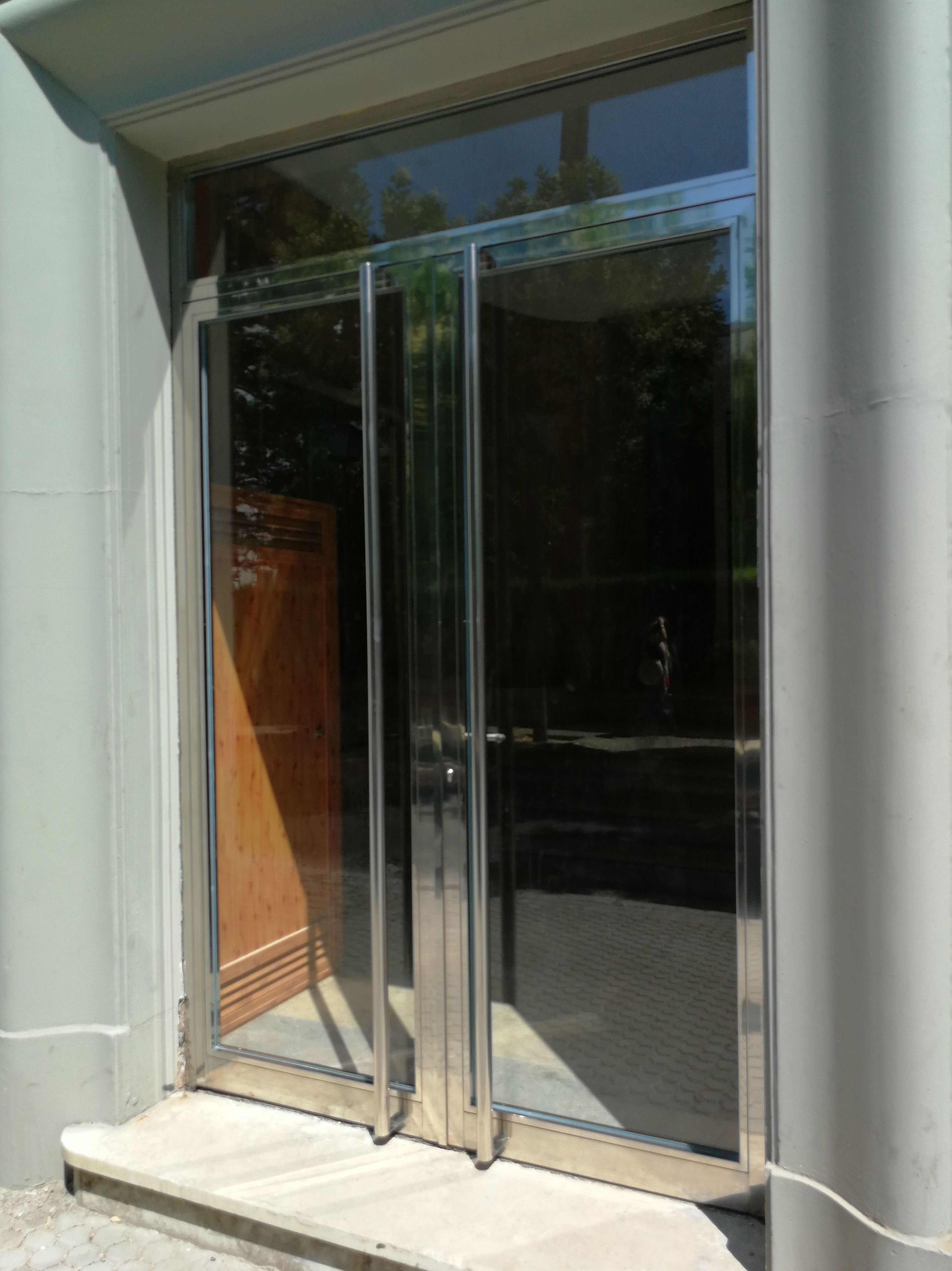 Puerta de acero inoxidable con vidrios de seguridad fabricada a medida. Puerta de acero inoxidable con vidrios de seguridad fabricada a medida.