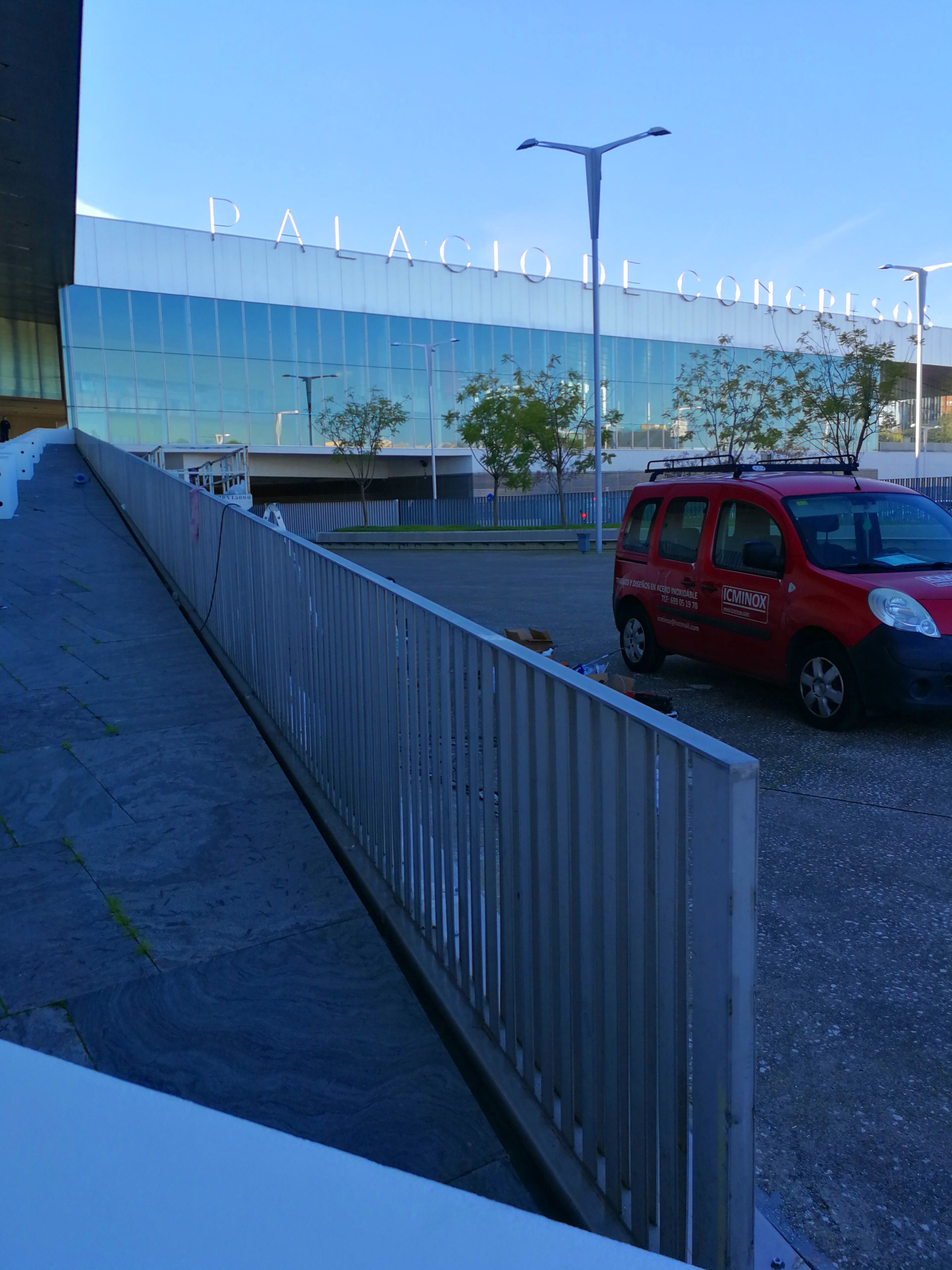 Reparación de barandilla de acero inoxidable en Palacio de Congresos - Fibes. Reparación de barandilla de acero inoxidable en Palacio de Congresos - Fibes.