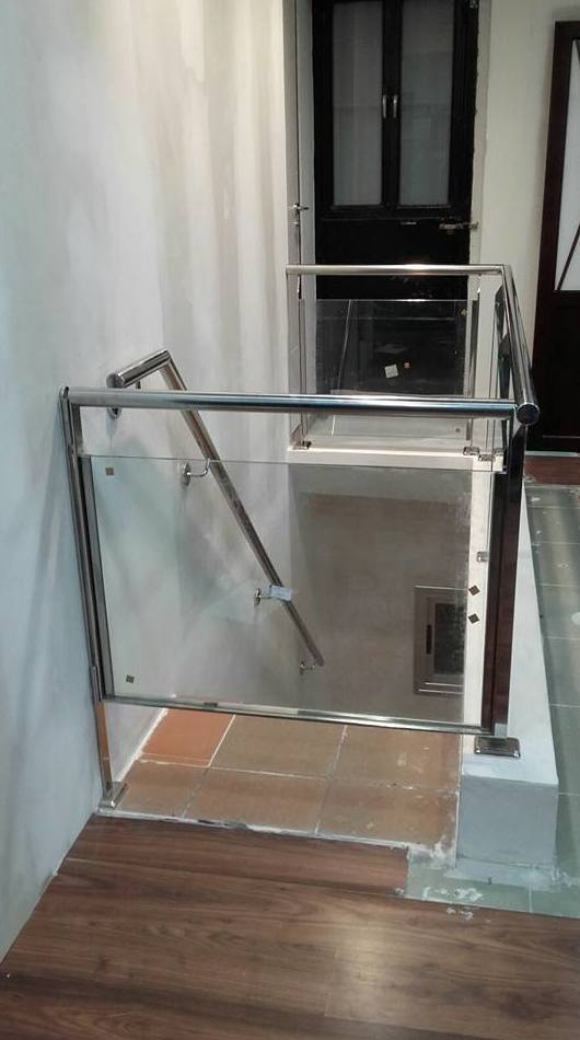 Barandilla de acero inoxidable y vidrio con cancelin de seguridad diseñado y montado a medida para vivienda particular Barandilla de acero inoxidable y vidrio con cancelin de seguridad diseñado y montado a medida para vivienda particular