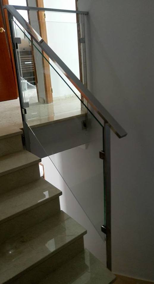 Barandilla de acero inoxidable y vidrio diseñada y fabricada a medida para vivienda particular