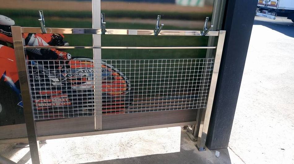 Soporte de acero inoxidable para alfombras en zona de aspirado o lavado a presión de área de servicios Soporte de acero inoxidable para alfombras en zona de aspirado o lavado a presión de área de servicios