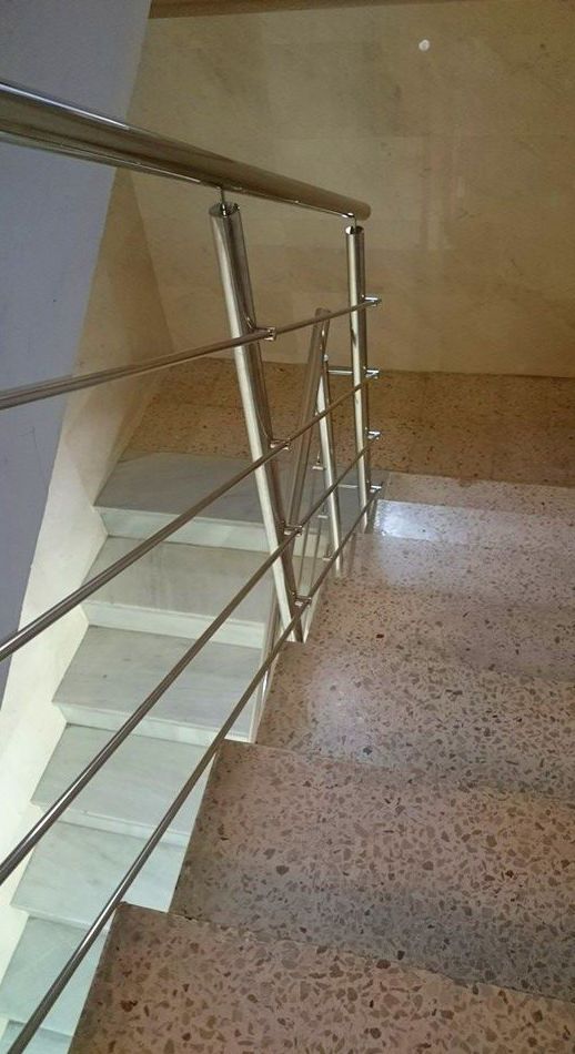 Barandilla de acero inoxidable diseñada y fabricada a medida para bloque de pisos de comunidad de vecinos. Barandilla de acero inoxidable diseñada y fabricada a medida para bloque de pisos de comunidad de vecinos.