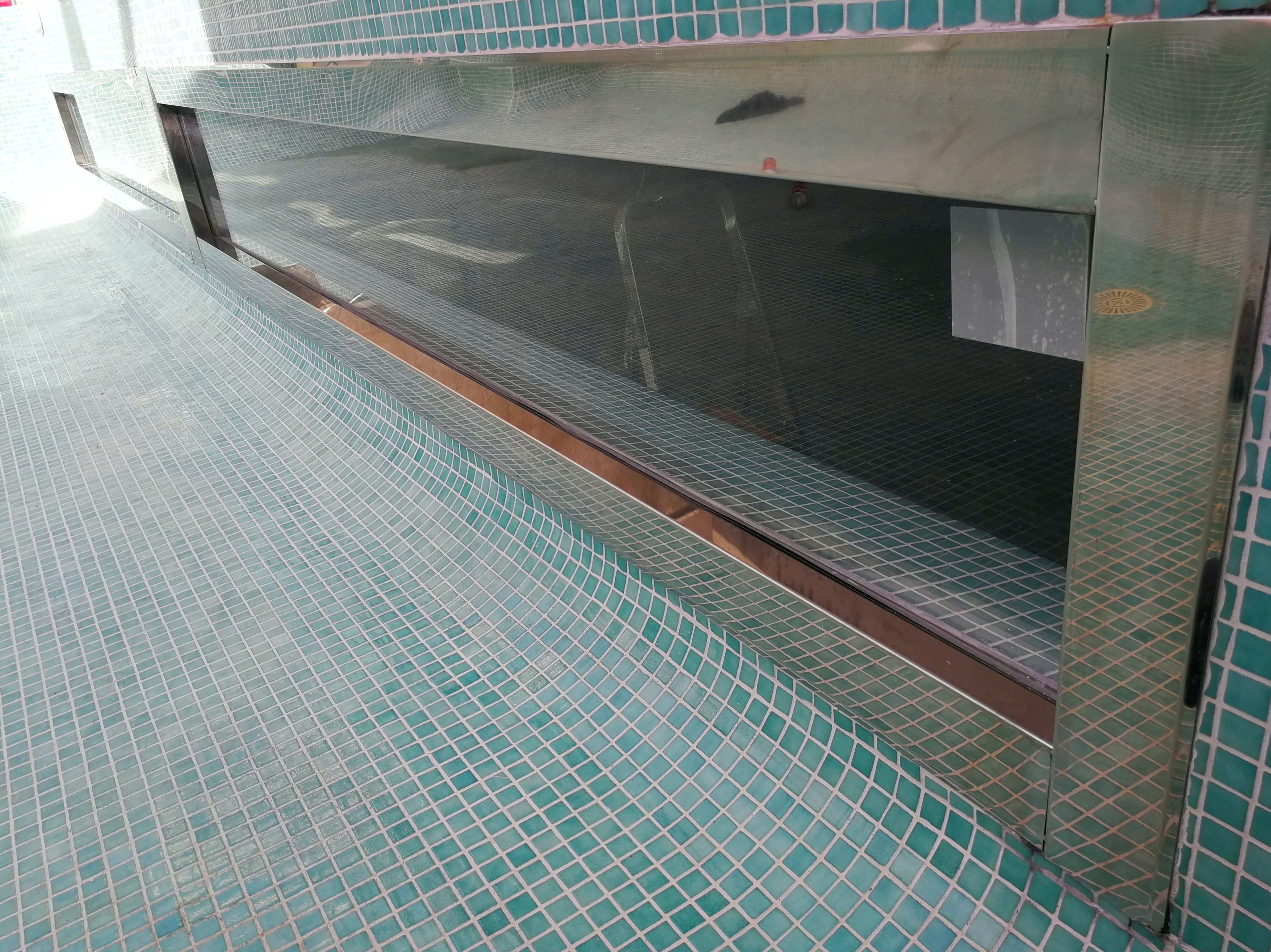 Ventana subacuática de acero inoxidable y vidrio para interior de piscina. Ventana subacuática de acero inoxidable y vidrio para interior de piscina.