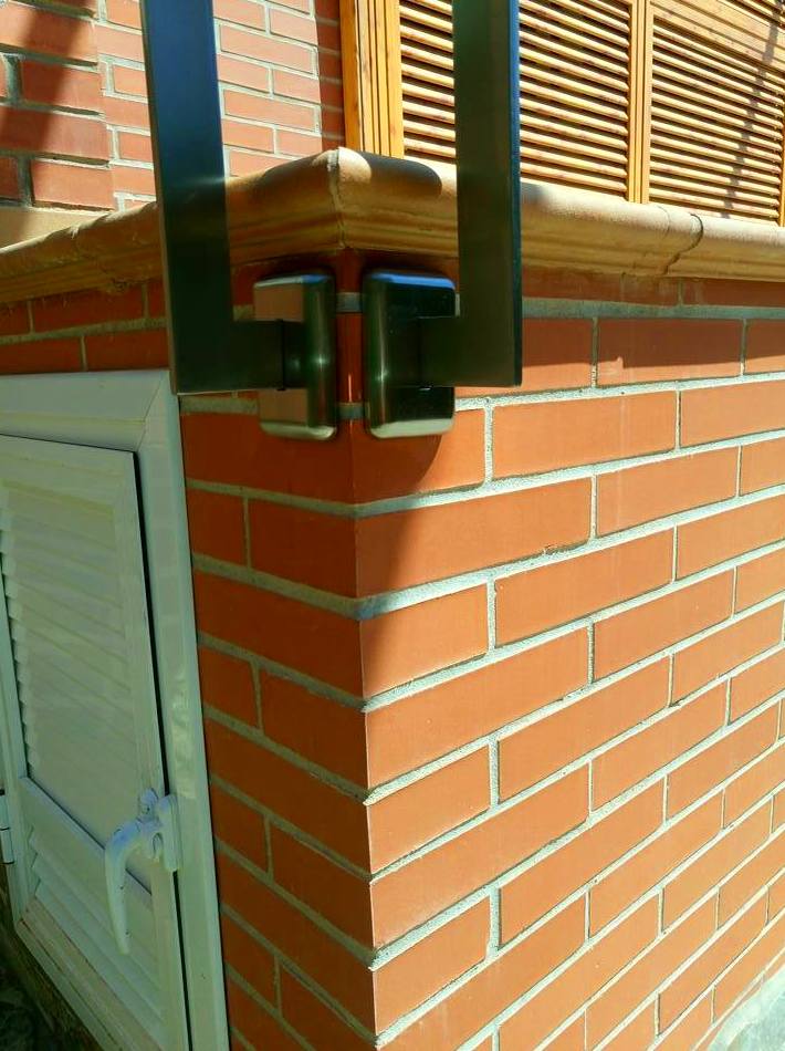 Barandilla de acero inoxidable sencilla diseñada y fabricada a medida para exterior. Barandilla de acero inoxidable sencilla diseñada y fabricada a medida para exterior.