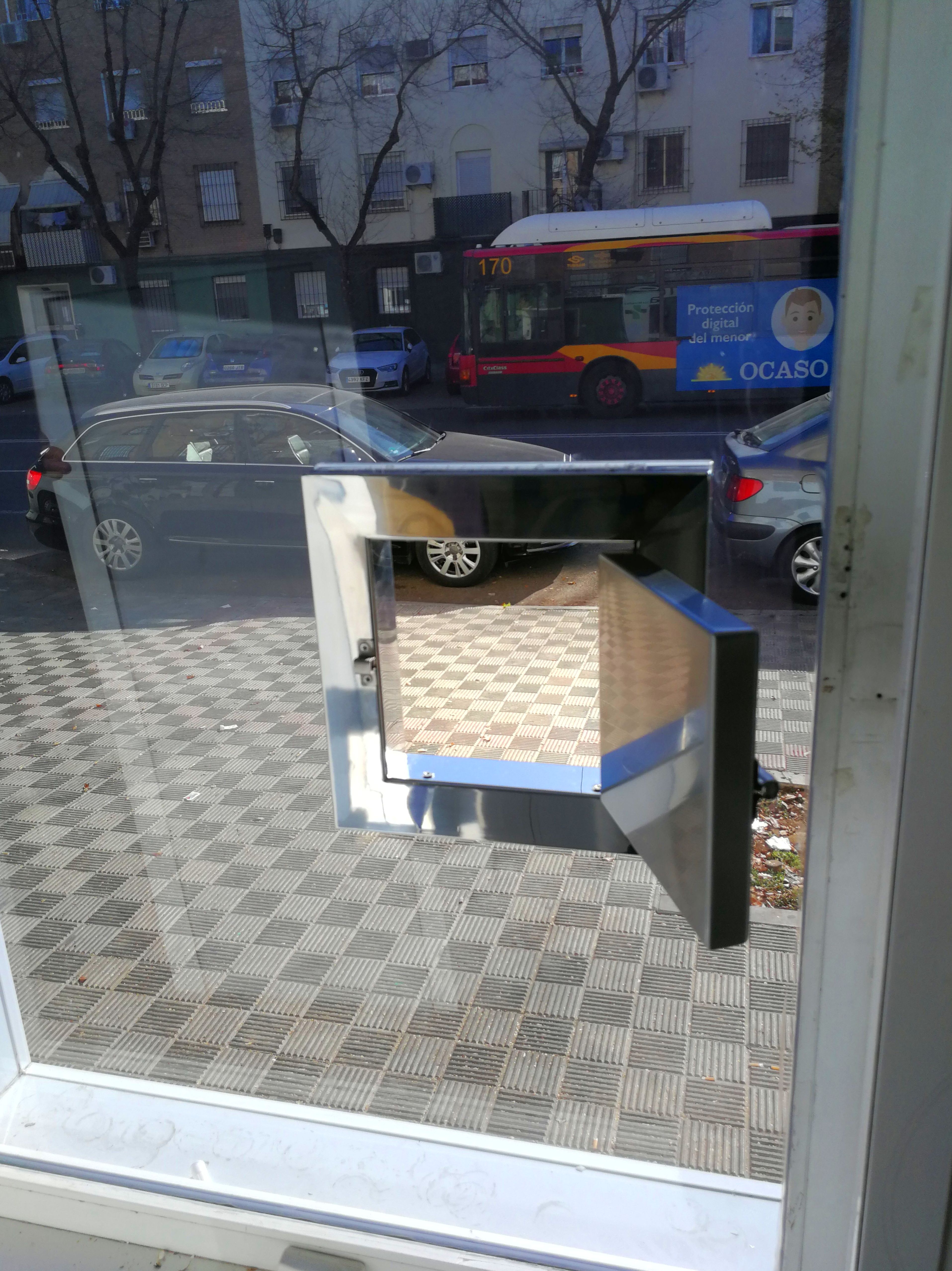 Ventana dispensadora de acero inoxidable diseñada y adaptada a vidrio de seguridad de farmacia 24h. Ventana dispensadora de acero inoxidable diseñada y adaptada a vidrio de seguridad de farmacia 24h.