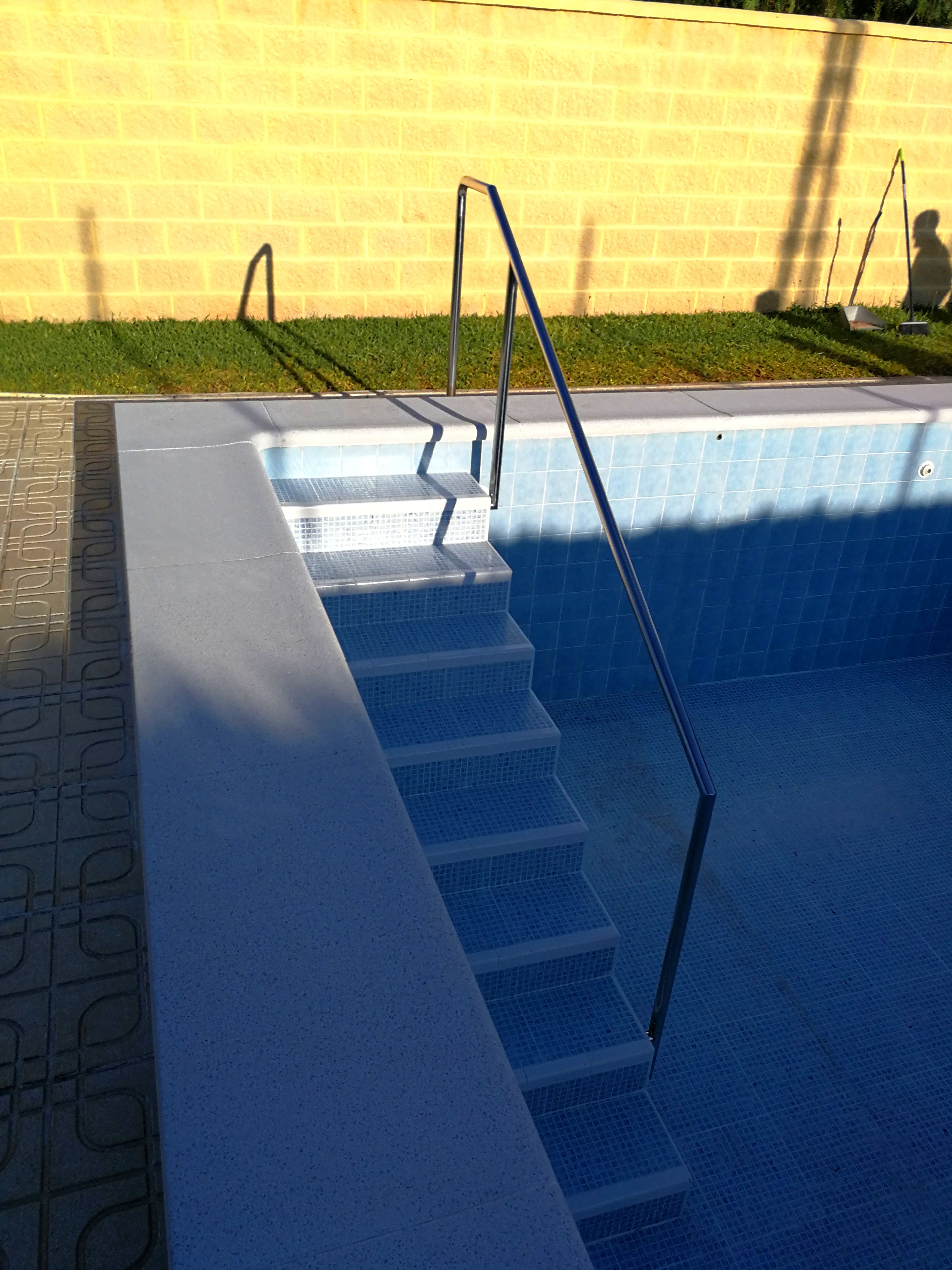 Barandilla de acero inoxidable para piscina diseñada y fabricada a medida para vivienda particular. Barandilla de acero inoxidable para piscina diseñada y fabricada a medida para vivienda particular.