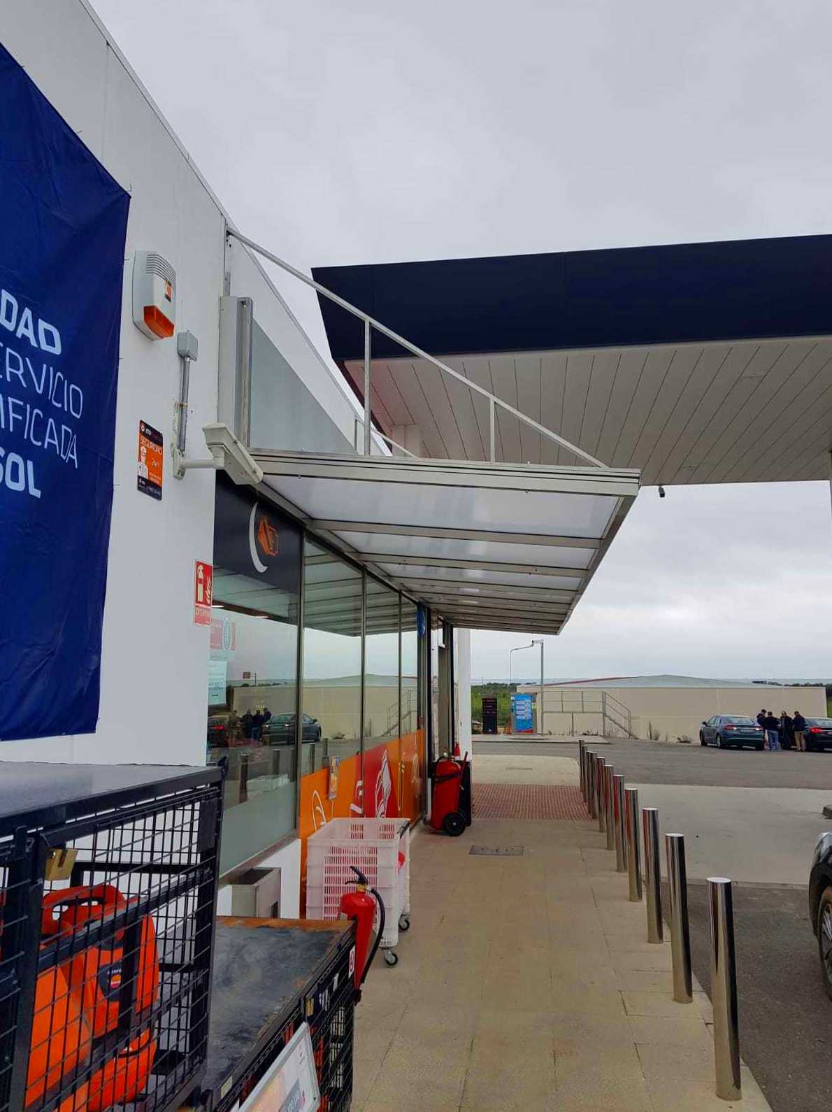 Estructura de marquesina de acero inoxidable para alojamientode vidriofabricada a medida para estación de servicios. Estructura de marquesina de acero inoxidable para alojamientode vidriofabricada a medida para estación de servicios.