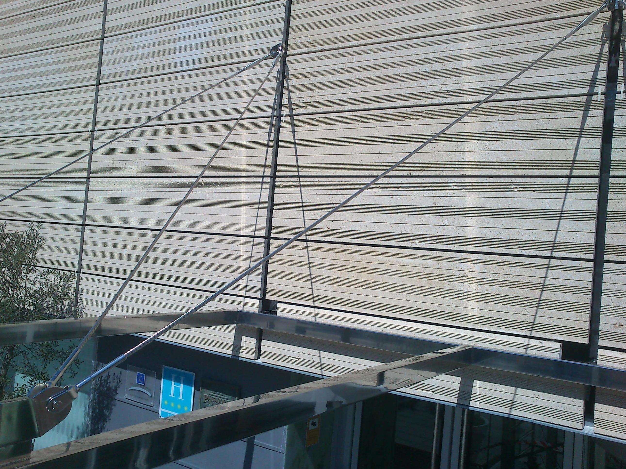 Marquesina de acero inoxidable aisi 317 montado en puerta de acceso a hotel de zona marítima. Marquesina de acero inoxidable aisi 317 montado en puerta de acceso a hotel de zona marítima.