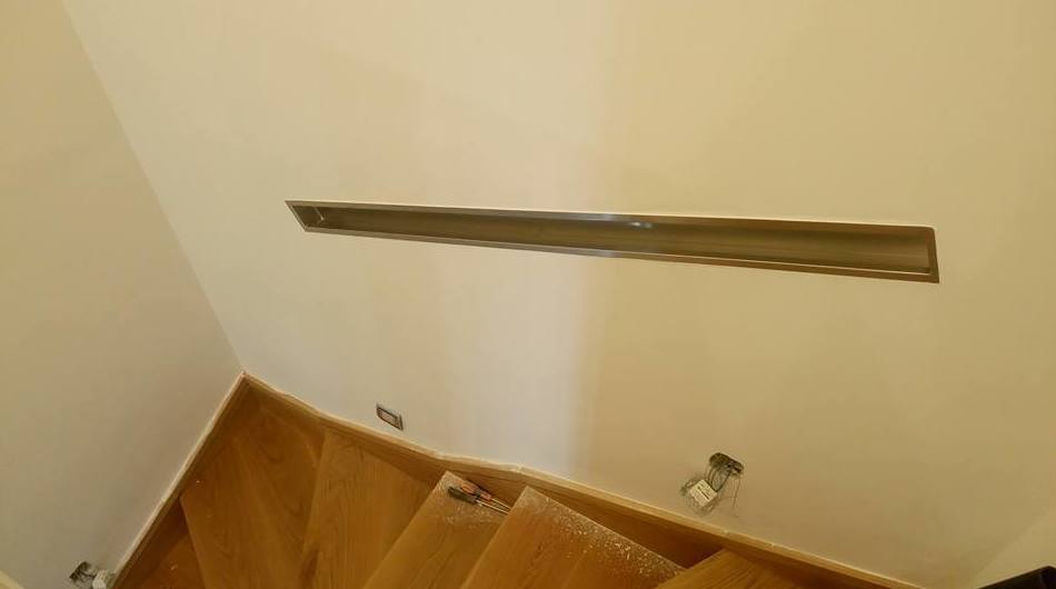 Pasamanos de acero inoxidable con diseño adaptado a la falta de espacio de escalera estrecha. Pasamanos de acero inoxidable con diseño adaptado a la falta de espacio de escalera estrecha.
