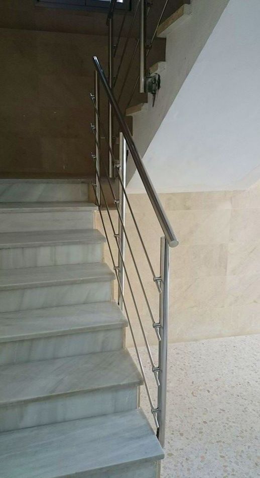 Barandilla de acero inoxidable diseñada y fabricada a medida para bloque de pisos de comunidad de vecinos. Barandilla de acero inoxidable diseñada y fabricada a medida para bloque de pisos de comunidad de vecinos.