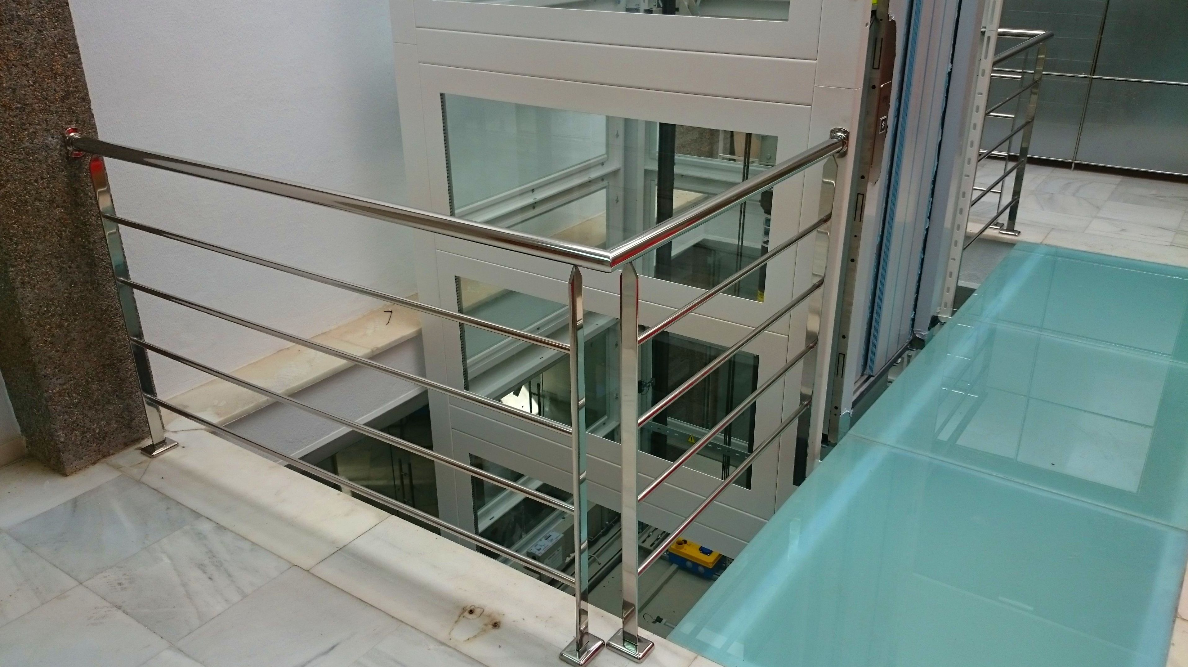 Barandilla de acero inoxidable diseñada en pasarela de acceso a ascensor montada para empresa privada