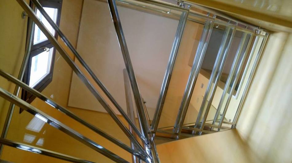 Escalera de acero inoxidable y vidrio con barandilla de acero inoxidable y pasamanos diseñada y fabricada a medida. Escalera de acero inoxidable y vidrio con barandilla de acero inoxidable y pasamanos diseñada y fabricada a medida.