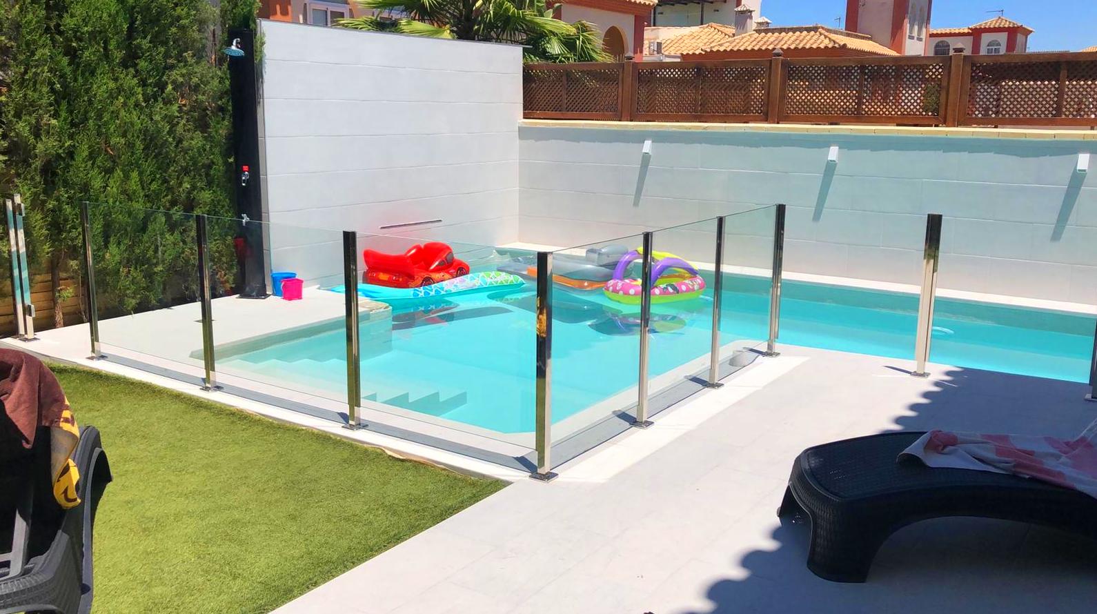 Barandilla de vidrio y acero inoxidable para zona de piscina Barandilla de vidrio y acero inoxidable para zona de piscina