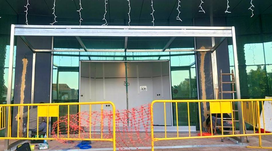 Cerramiento de puertas abatibles con fijos fabricada y montada en edificio de la junta de Andalucía Cerramiento de puertas abatibles con fijos fabricada y montada en edificio de la junta de Andalucía