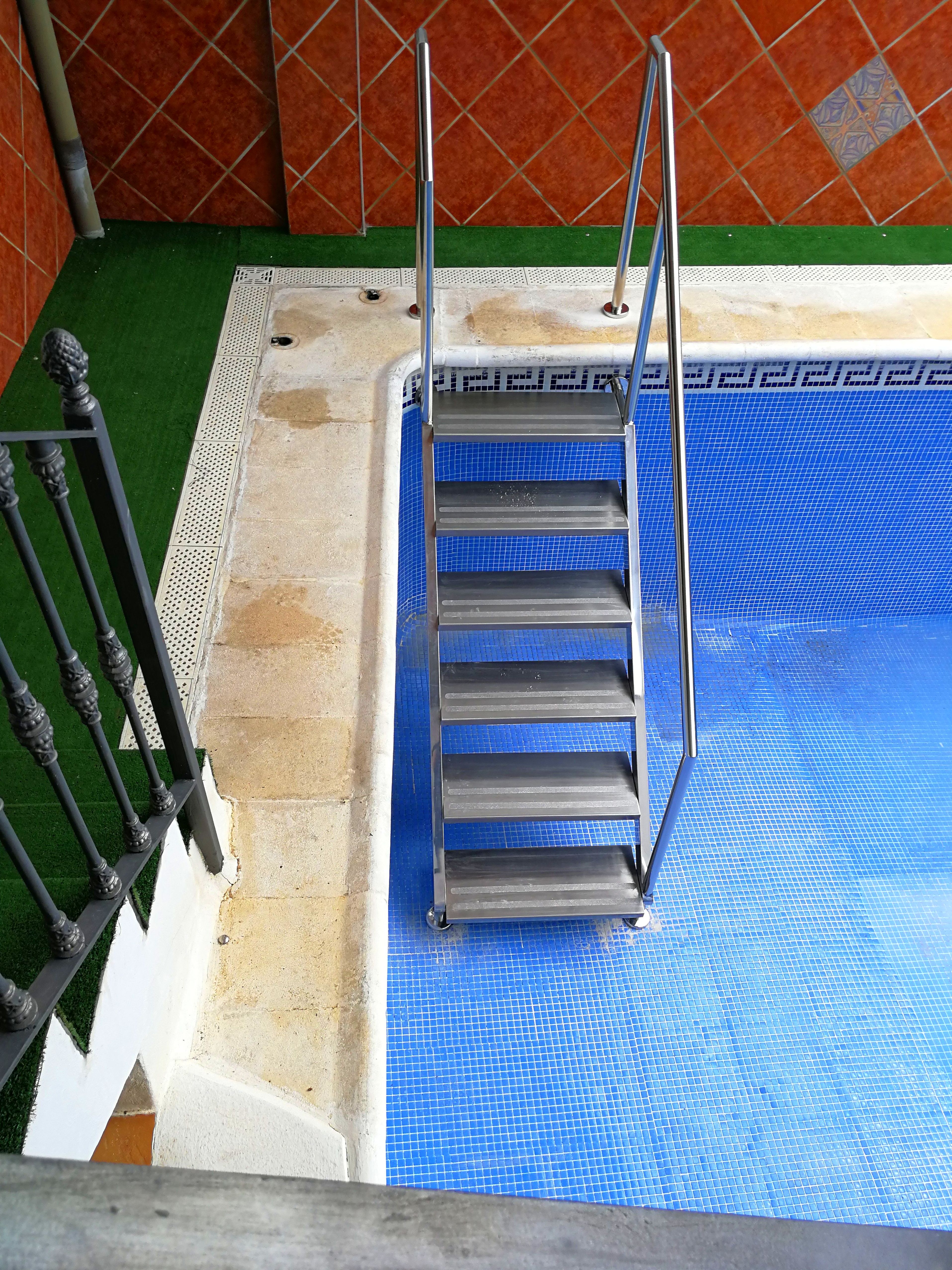 Escaleras con barandilla de acceso a piscina diseñada y fabricada a medida con acero inoxidable calidad AISI 316 Escaleras con barandilla de acceso a piscina diseñada y fabricada a medida con acero inoxidable calidad AISI 316