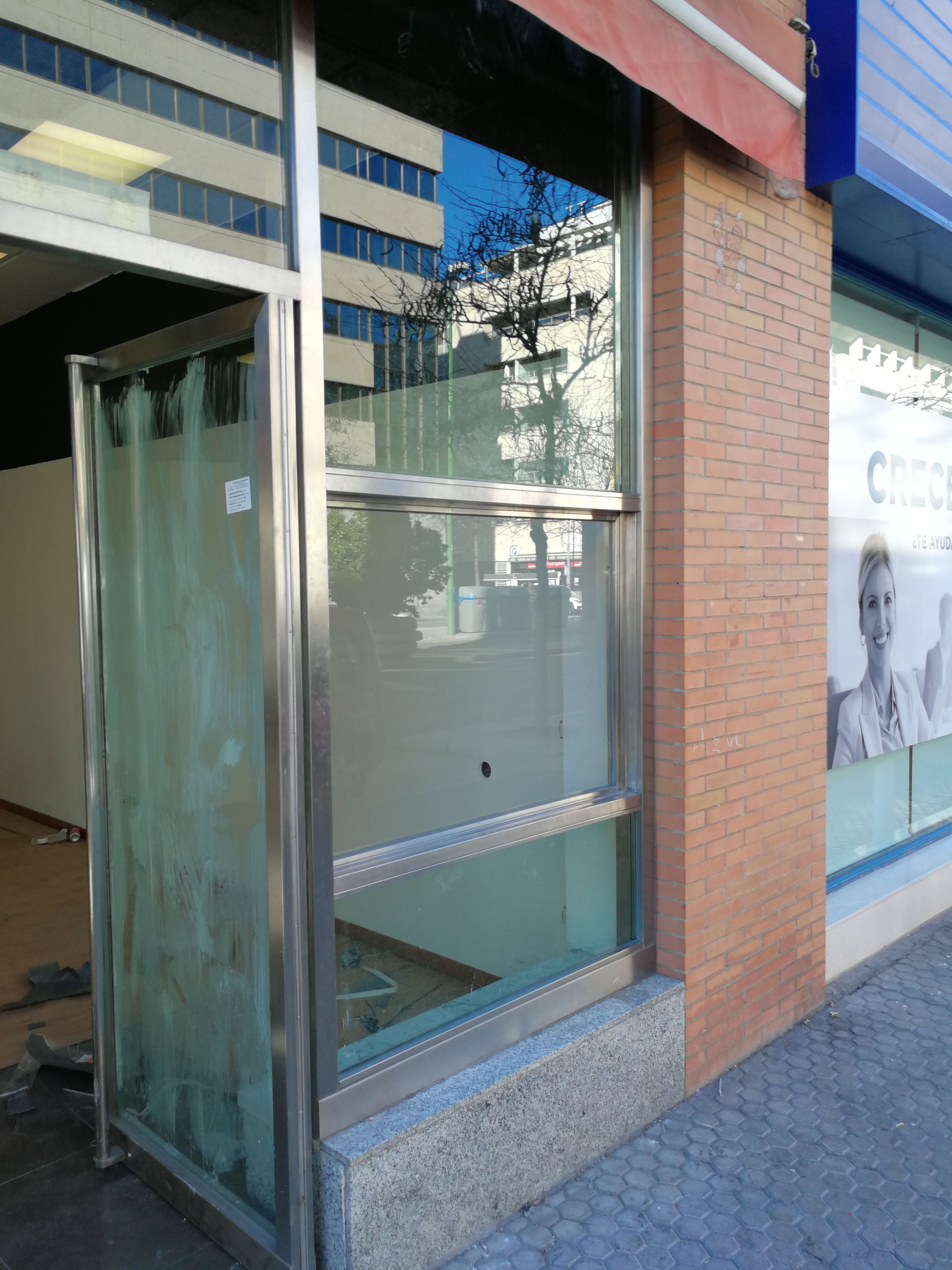 Ventana guillotina de acero inoxidable y vidrio montada en escaparate comercial Ventana guillotina de acero inoxidable y vidrio montada en escaparate comercial