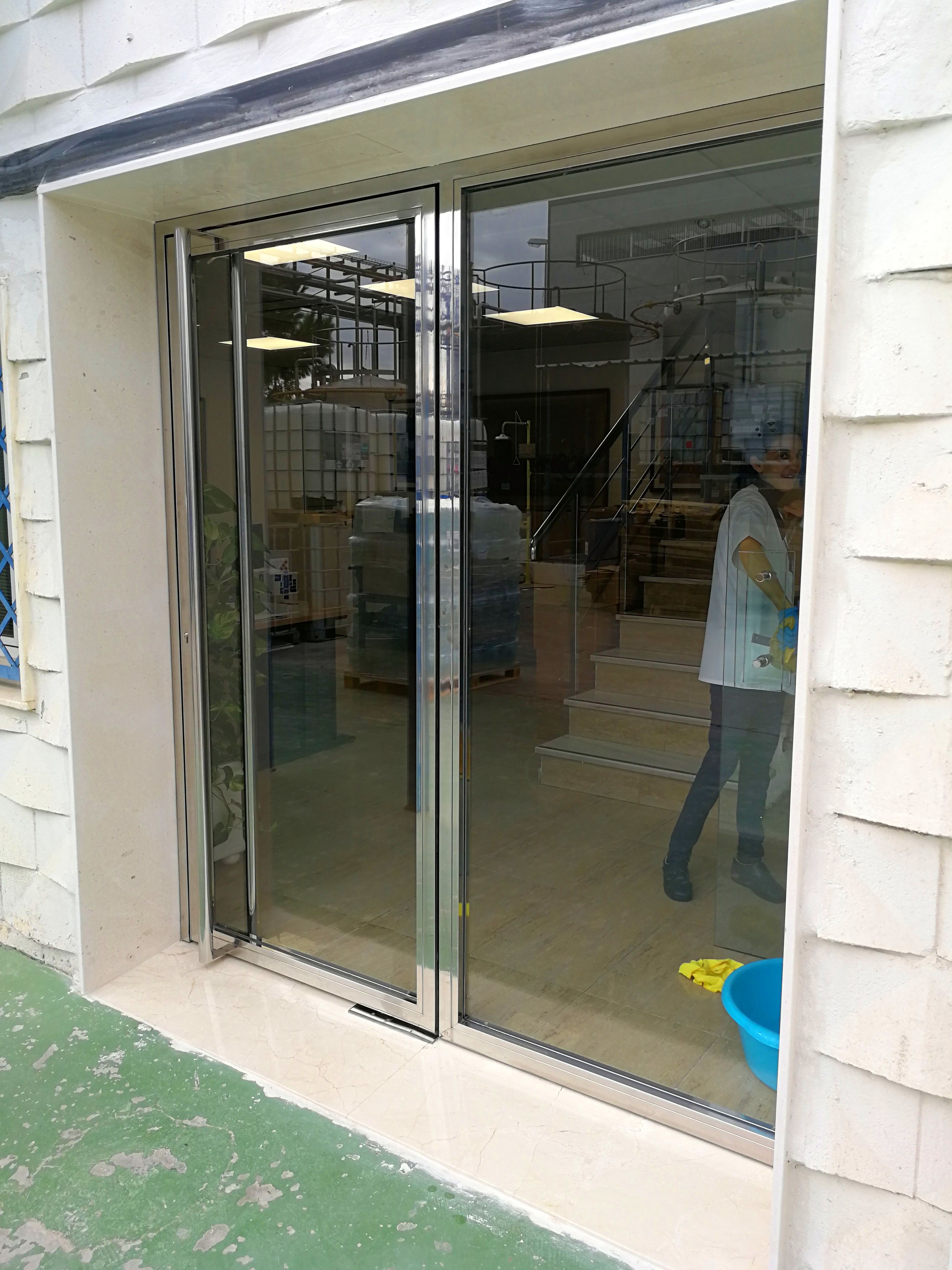 Puerta de acero inoxidable y vidrio diseñada y fabricada a medida para edificio empresarial de zona industrial Puerta de acero inoxidable y vidrio diseñada y fabricada a medida para edificio empresarial de zona industrial