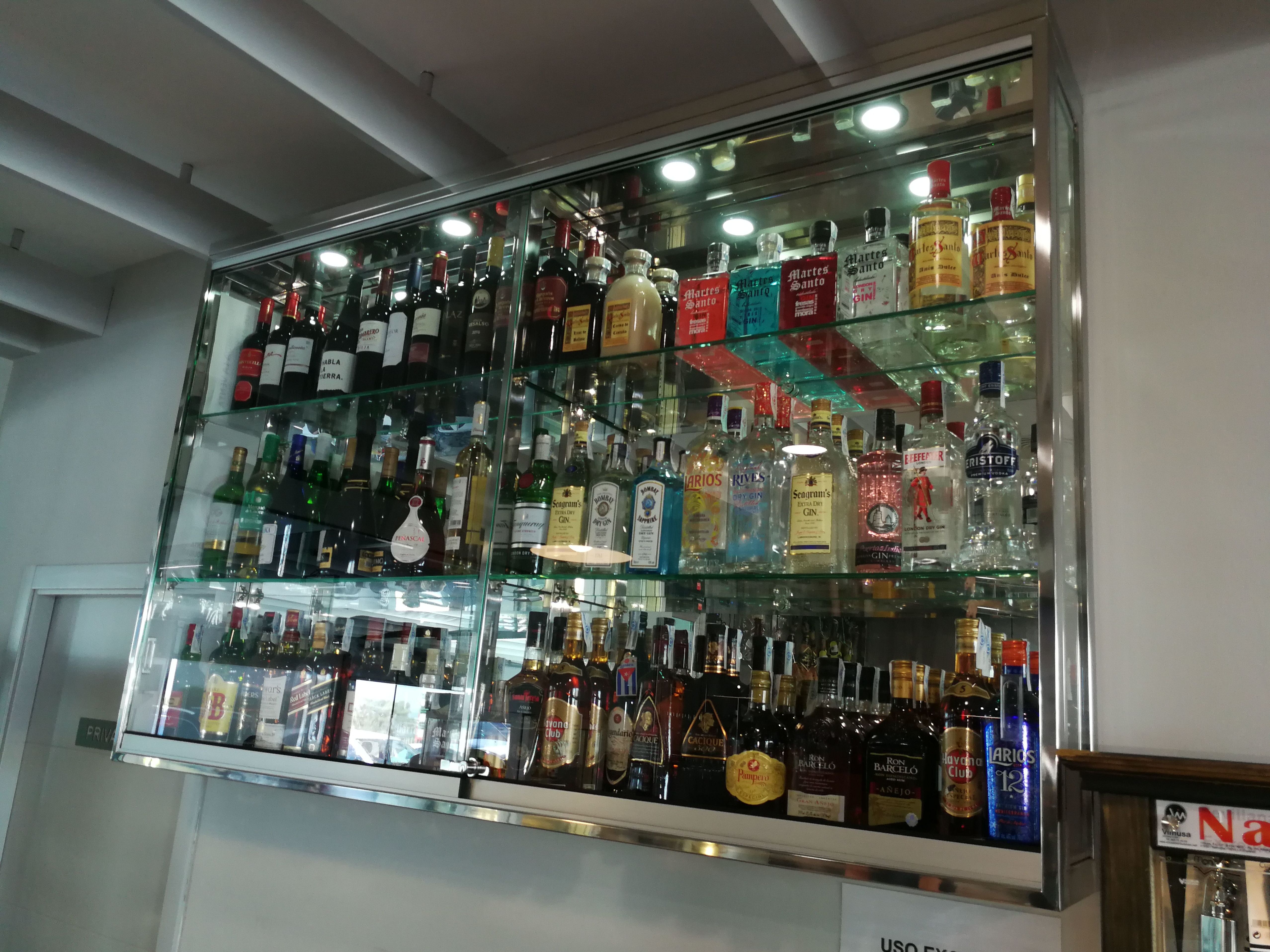 Vitrina de acero inoxidable y vidrio personalizada y a medida de exposición para bebidas de restaurante. Vitrina de acero inoxidable y vidrio personalizada y a medida de exposición para bebidas de restaurante.