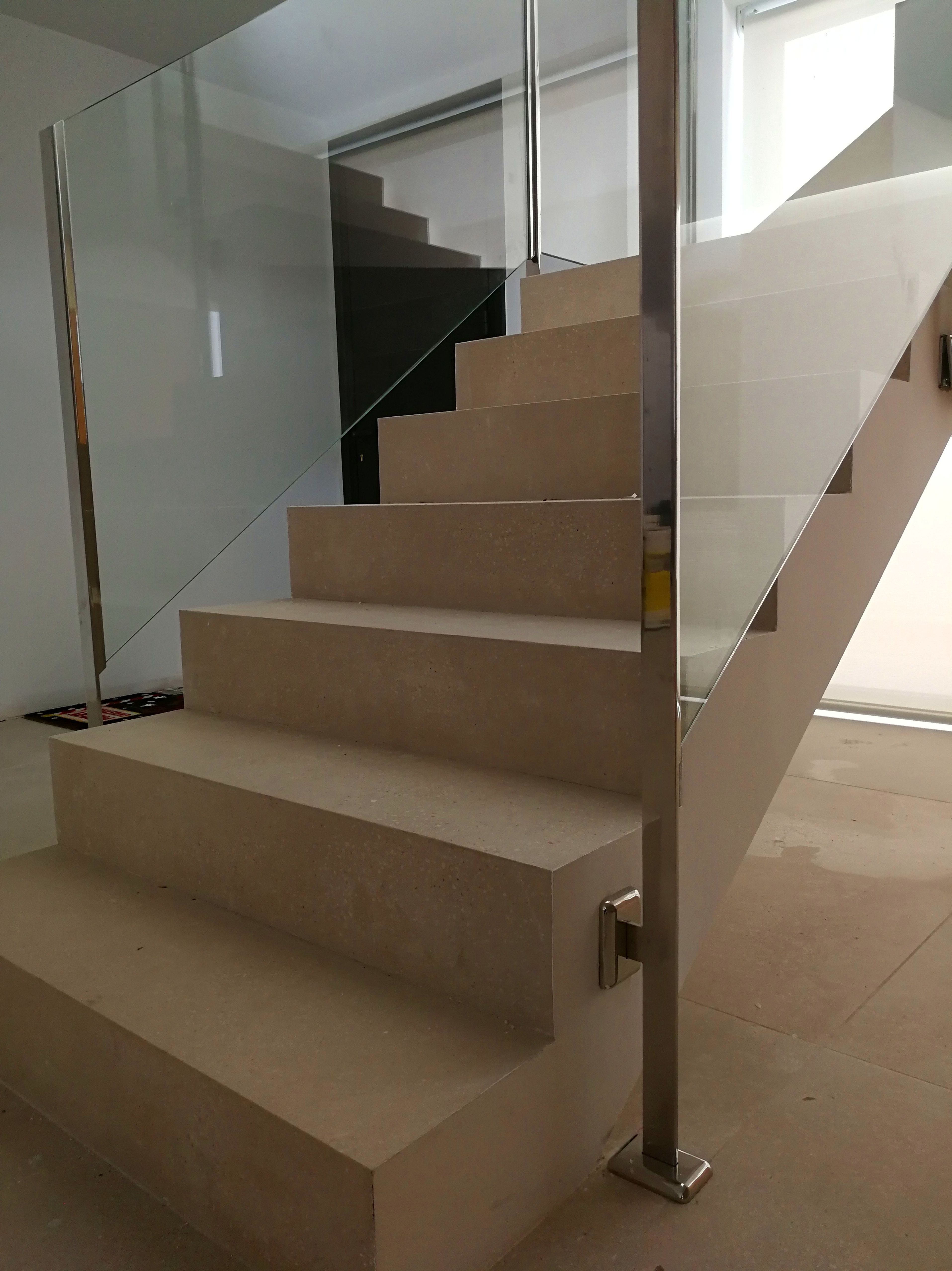 Barandilla de acero inoxidable y vidrio de seguridad diseñada y fabricada a medida para vivienda particular Barandilla de acero inoxidable y vidrio de seguridad diseñada y fabricada a medida para vivienda particular