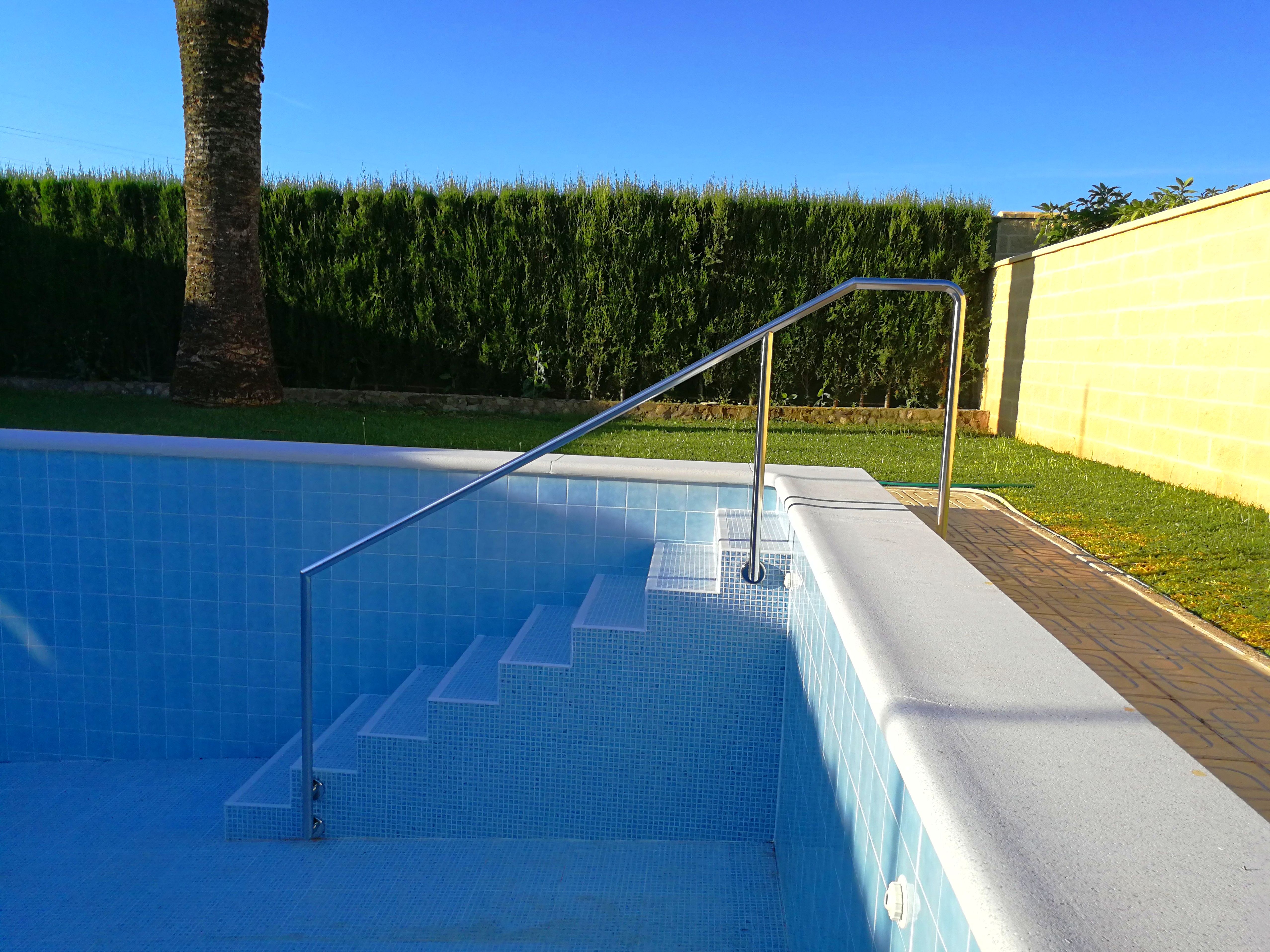 Barandilla de acero inoxidable para piscina diseñada y fabricada a medida para vivienda particular. Barandilla de acero inoxidable para piscina diseñada y fabricada a medida para vivienda particular.