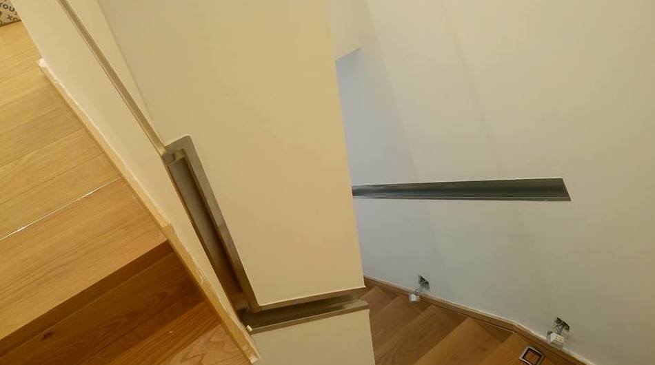 Pasamanos de acero inoxidable con diseño adaptado a la falta de espacio de escalera estrecha. Pasamanos de acero inoxidable con diseño adaptado a la falta de espacio de escalera estrecha.
