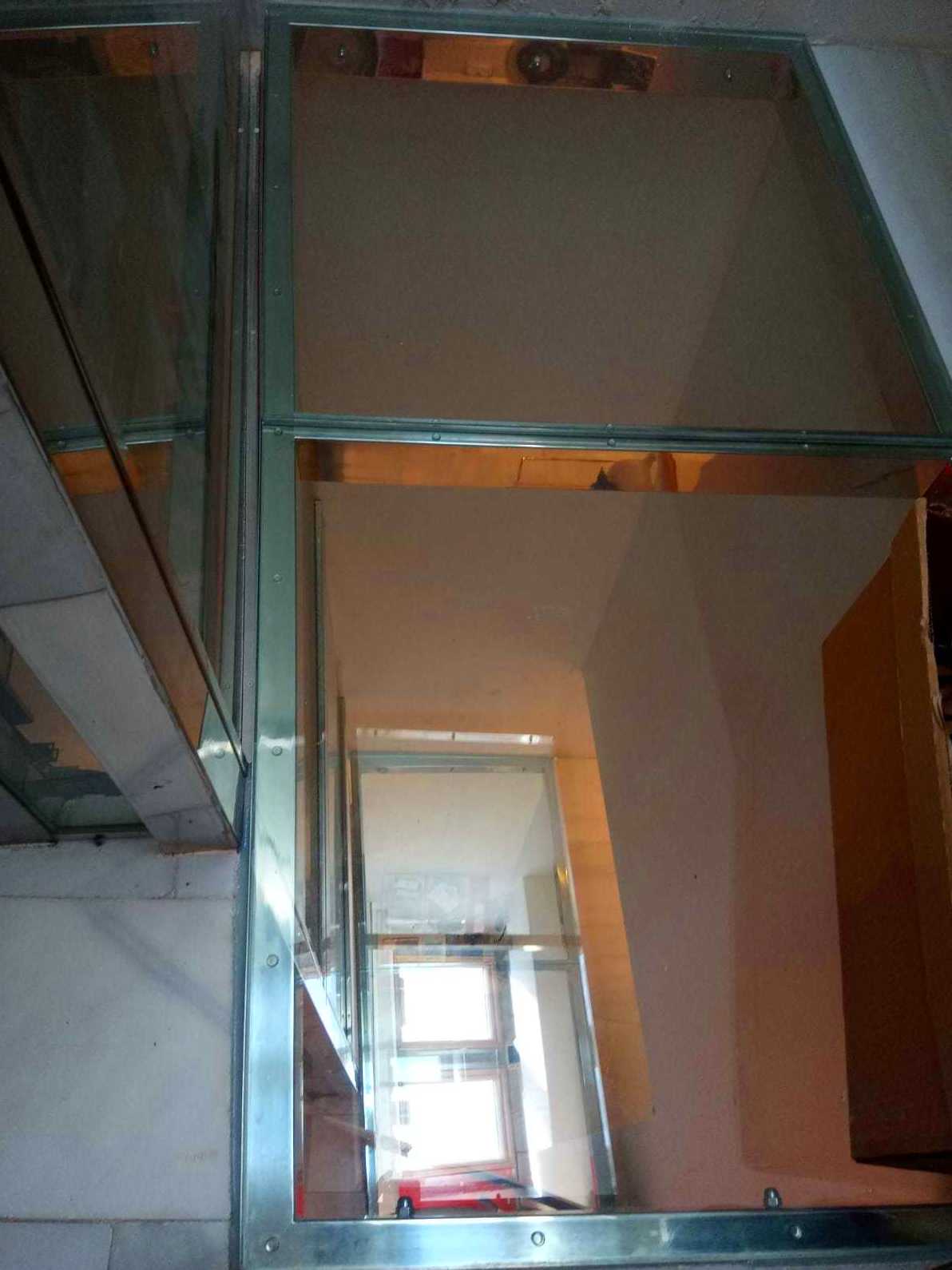 Suelo pisable de acero inoxidable y vidrio diseñado y fabricado a medida para establecimiento público. Suelo pisable de acero inoxidable y vidrio diseñado y fabricado a medida para establecimiento público.
