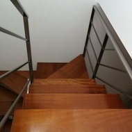 Barandilla de acero inoxidable montada en escalera de diseño de vivienda particular. Barandilla de acero inoxidable montada en escalera de diseño de vivienda particular.