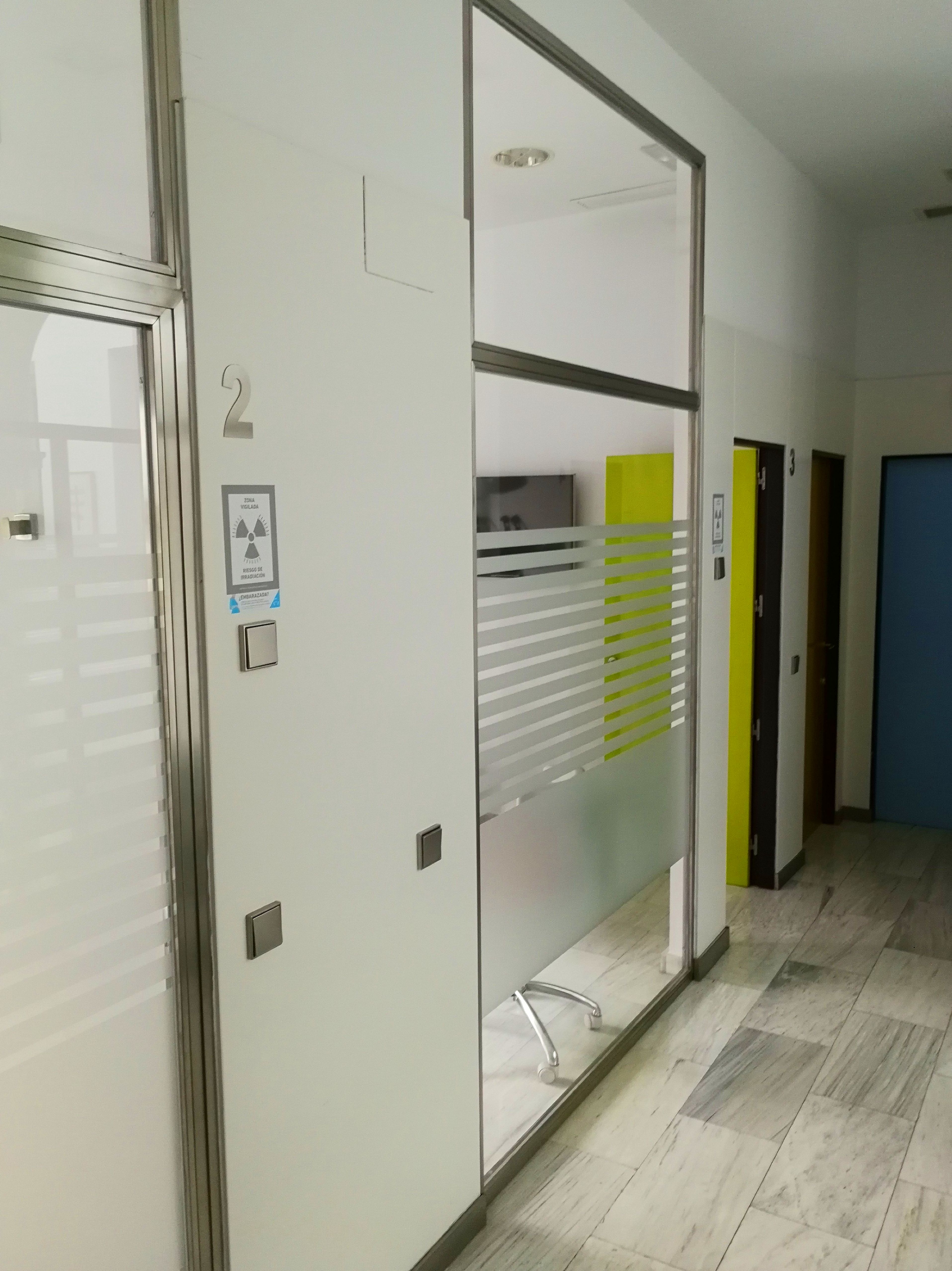 Puertas de acero inoxidable con marcos fijos fabricadas a medida y montadas en clínica dental Puertas de acero inoxidable con marcos fijos fabricadas a medida y montadas en clínica dental