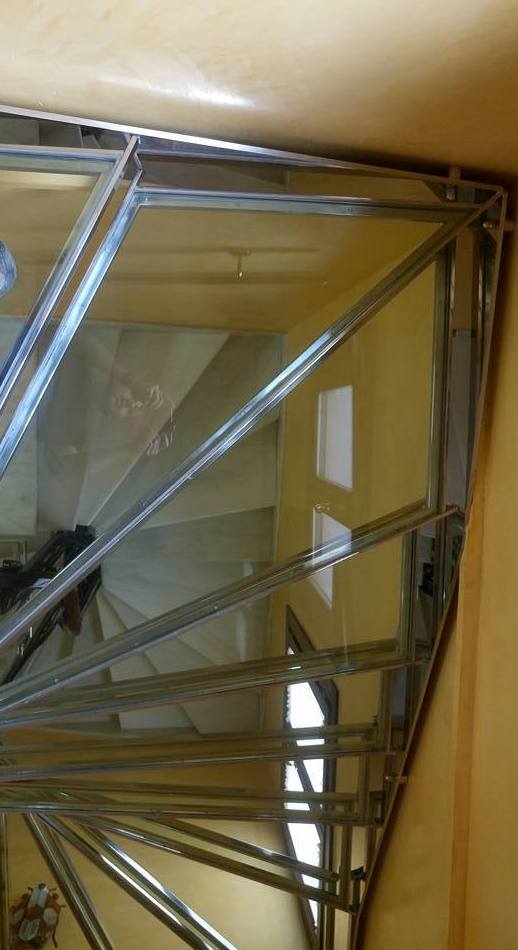Escalera de acero inoxidable y vidrio diseñada y fabricada a medida para vivienda particular Escalera de acero inoxidable y vidrio diseñada y fabricada a medida para vivienda particular