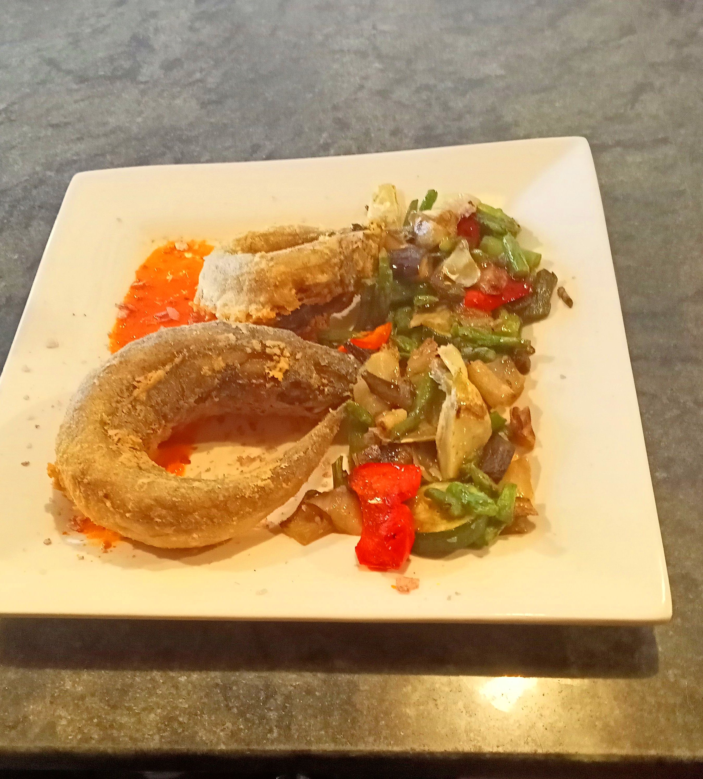 Pescadilla con verduritas y salsa de pimientos del piquillo Pescadilla con verduritas y salsa de pimientos del piquillo
