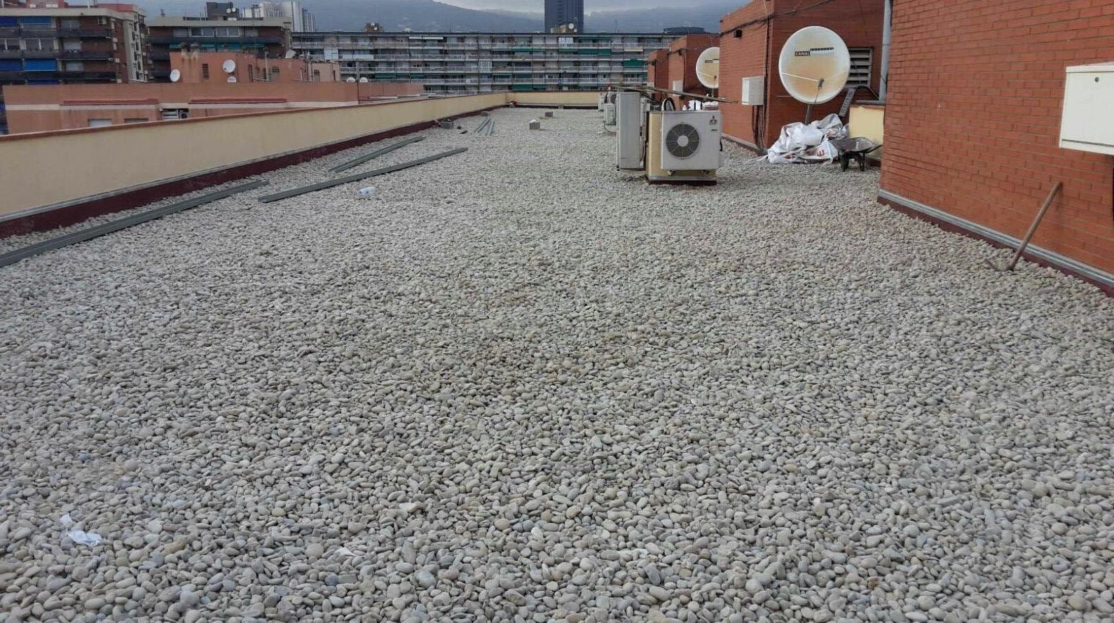 Impermeabilización cubierta invertida con aislamiento térmico y canto rodado Impermeabilización cubierta invertida con aislamiento térmico y canto rodado