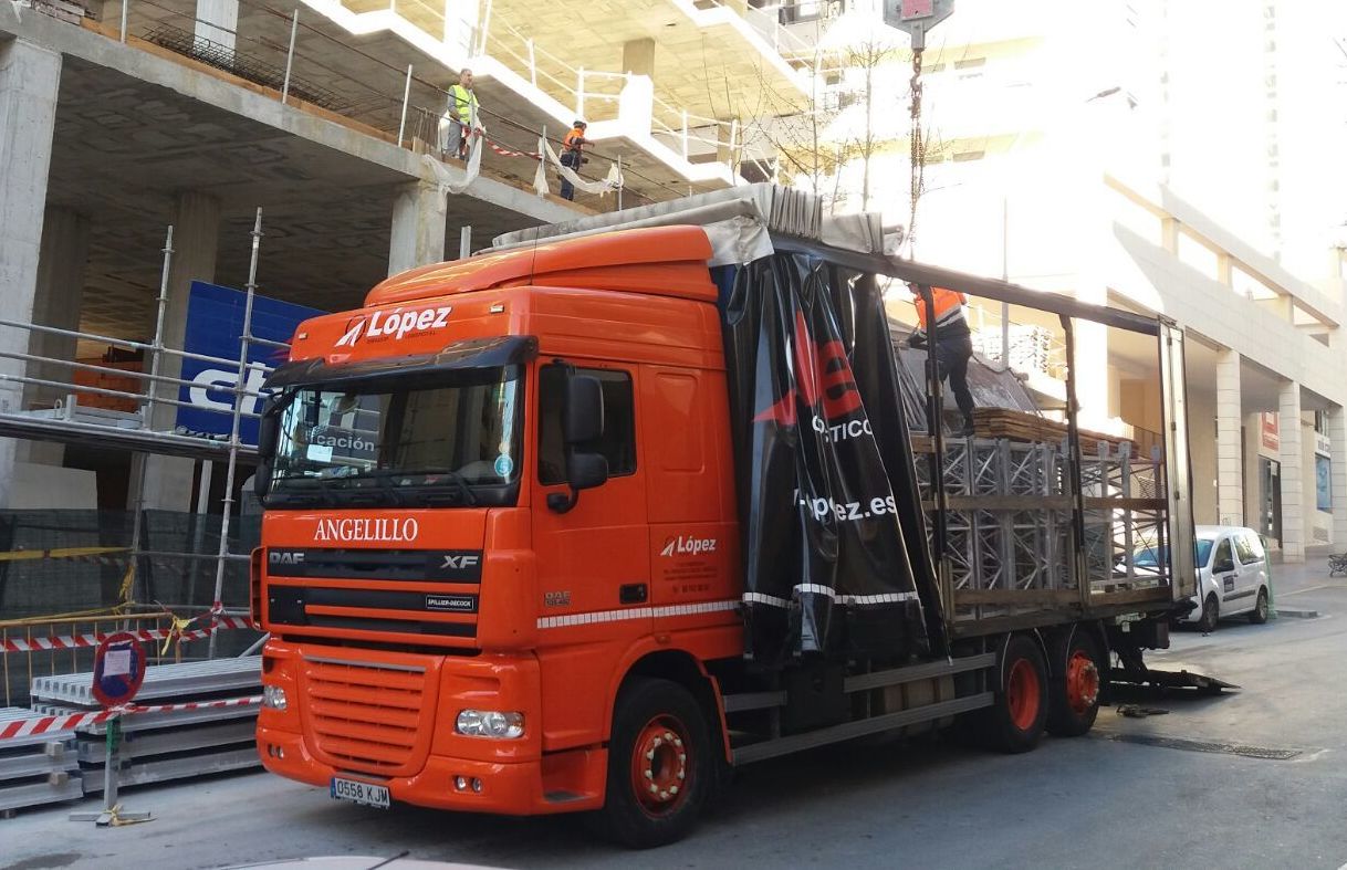 Foto 11 de Transportes de mercancía por grupaje o cargas completas en  | OPERADOR LOGÍSTICO LÓPEZ S.L