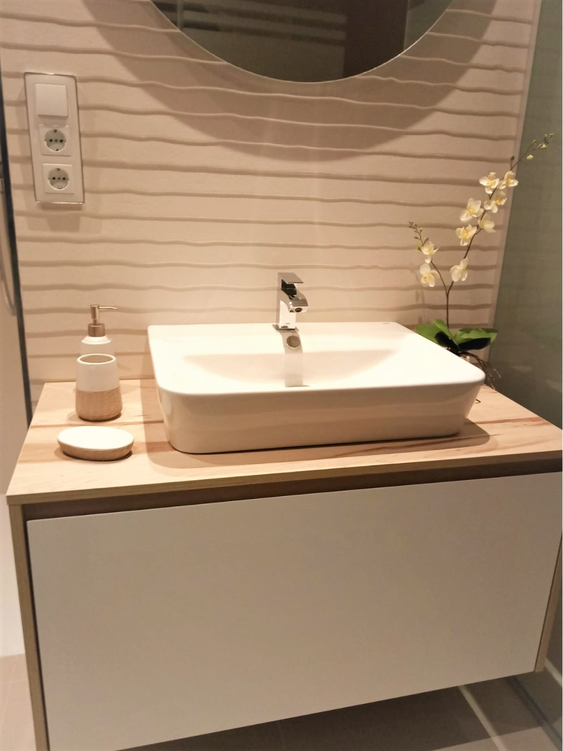 Mueble de baño en tonos madera y blanco Mueble de baño en tonos madera y blanco